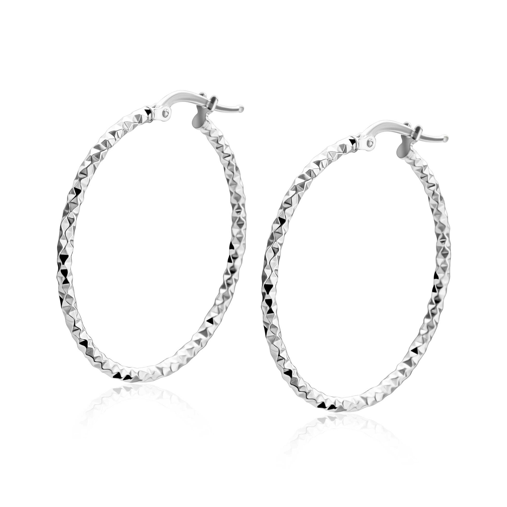 ZINZI zilveren grote oorringen (33mm) met gefacetteerde buis. Deze subtiele facetrand zorgt voor extra lichtreflectie en een speels glinsterend effect. De slanke ronde vorm geeft de creolen een tijdloze uitstraling, Met handige bovensluiting. Vervaardigd van eerste gehalte zilver (925) en voorzien van een extra rodiumlaag voor een langdurige glans.