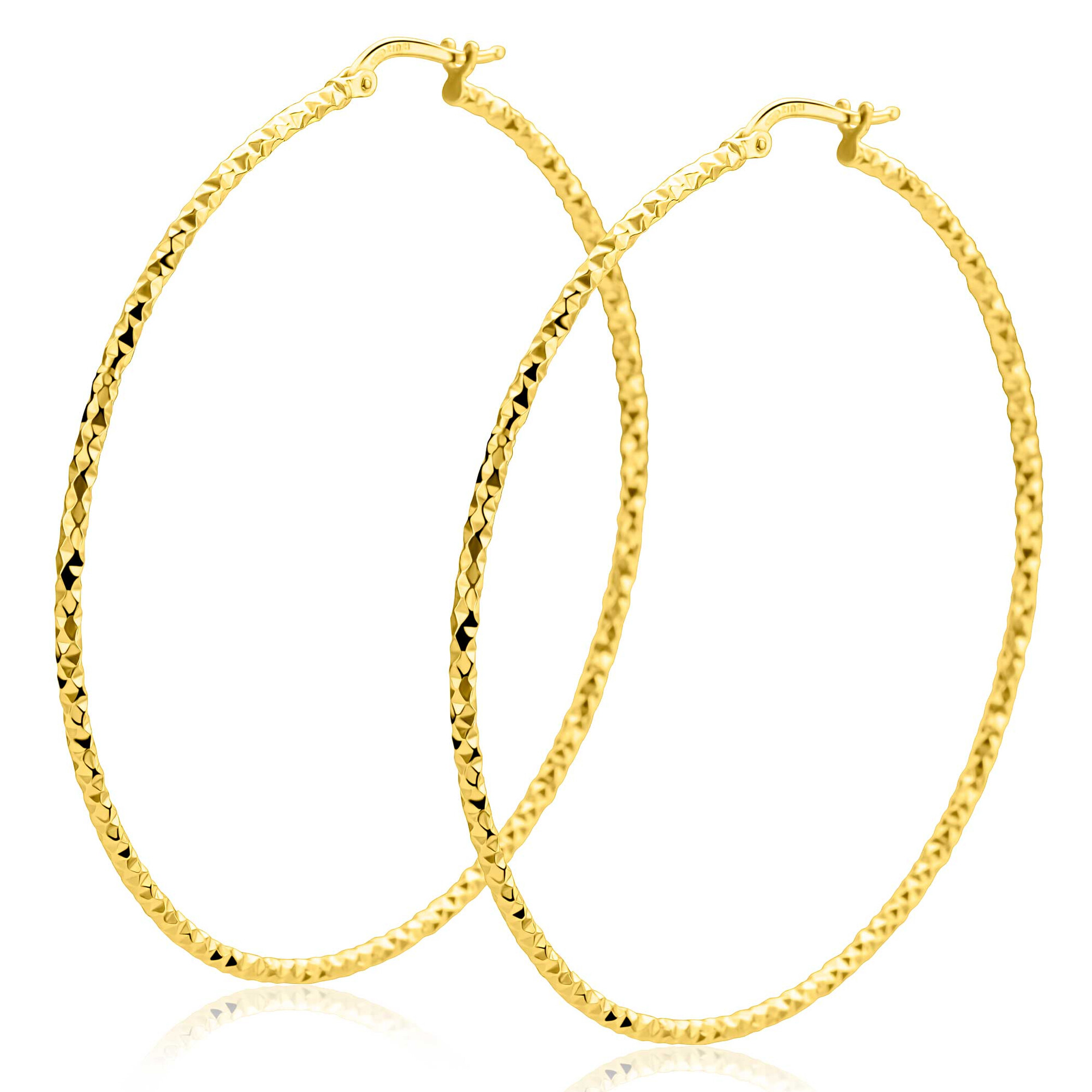 ZINZI gold plated zilveren extra grote oorringen (61mm) met gefacetteerde buis. Deze subtiele facetrand zorgt voor extra lichtreflectie en een speels glinsterend effect. De slanke ronde vorm geeft de creolen een tijdloze uitstraling, Met handige bovensluiting. Vervaardigd van eerste gehalte zilver (925) en extra geelverguld.