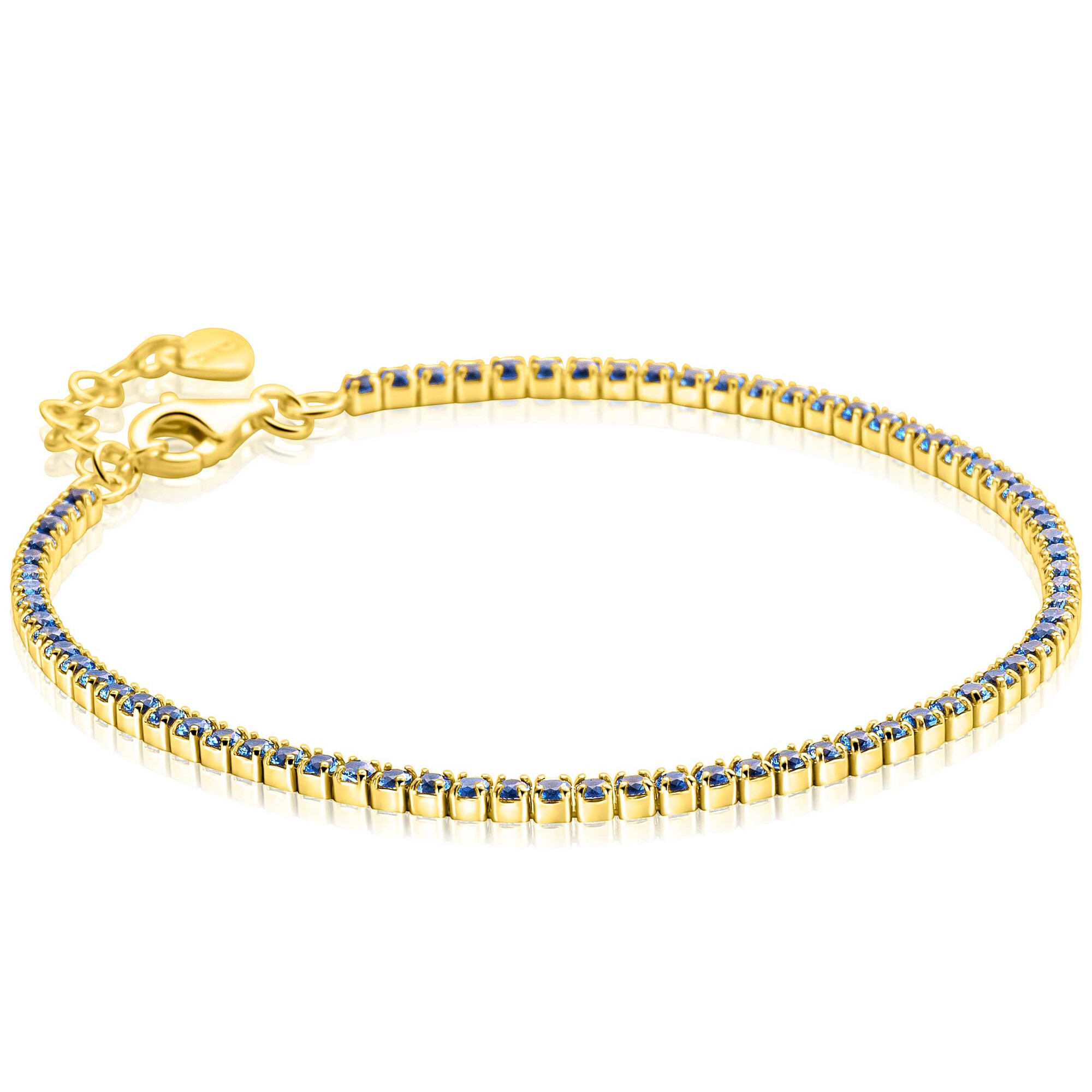 ZINZI gold plated zilveren tennisarmband 2,1mm breed bezet met saffierblauwe zirkonia's in verfijnde rijzetting. De intens blauwe kleurstenen zorgen voor een luxe kleuraccent. Voor een perfecte pasvorm is de lengte verstelbaar van 17,5cm tot 20cm. Vervaardigd van eerste gehalte zilver (925) en extra geelverguld.