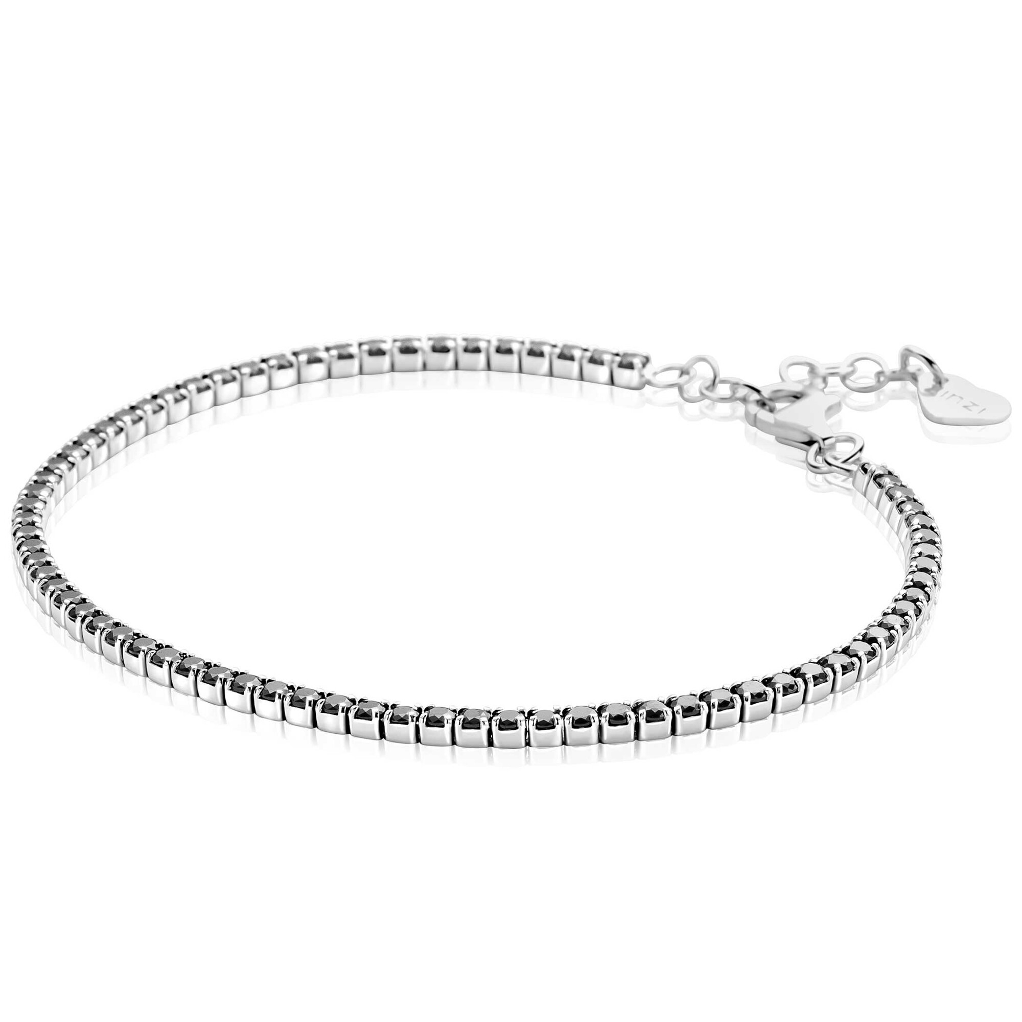 ZINZI zilveren tennisarmband 2,1mm breed bezet met zwarte zirkonia&rsquo;s in verfijnde rijzetting. De aaneenschakeling van fonkelende zwarte zirkonia's cre&euml;ert een stoere uitstraling die moeiteloos bij elke gelegenheid past. Voor een perfecte pasvorm is de lengte verstelbaar van 17,5cm tot 20cm. Vervaardigd van eerste gehalte zilver (925) en voorzien van een extra rodiumlaag voor een langdurige glans.
