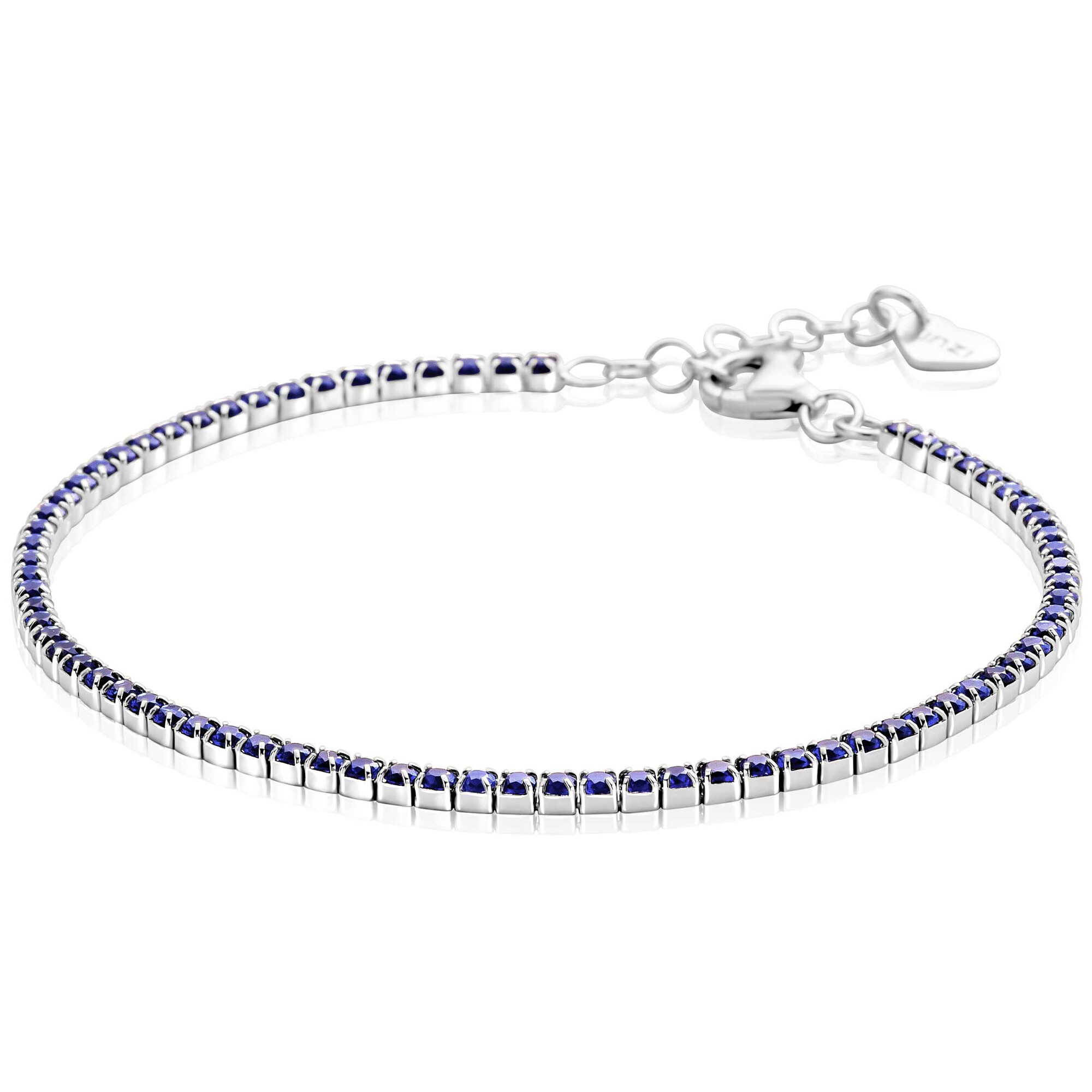 ZINZI zilveren tennisarmband 2,1mm breed bezet met saffierblauwe kleurstenen in verfijnde rijzetting. De intens blauwe kleurstenen zorgen voor een luxe kleuraccent. Voor een perfecte pasvorm is de lengte verstelbaar van 17,5cm tot 20cm. Vervaardigd van eerste gehalte zilver (925) en voorzien van een extra rodiumlaag voor een langdurige glans.