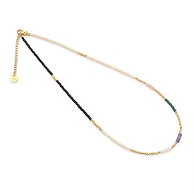 Die Blumenkind Halskette BGN48GO ist eine vergoldete, bunte Halskette mit einer L&auml;nge von 45 cm. Sie z&auml;hlt zur Kategorie Schmuck und ist ein vielseitiges Accessoire, das jedem Outfit einen Hauch von Farbe verleiht. Perfekt zu schlichten Oberteilen oder eleganten Kleidern, um einen modischen Akzent zu setzen. Ein Must-Have f&uuml;r jede Schmuckkollektion.