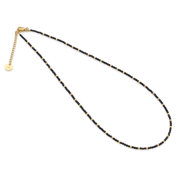 Die Blumenkind Halskette vergoldet schwarz, Modellnummer BGN50GOBK, ist ein elegantes Schmuckst&uuml;ck. Sie geh&ouml;rt zur Kategorie JEWEL und ist ein NECKLACE mit einer L&auml;nge von 450 mm. Diese Kette l&auml;sst sich hervorragend zu formellen Anl&auml;ssen oder als Highlight zu casual Outfits tragen. Ideal f&uuml;r Layering oder als Einzelst&uuml;ck zu einem schlichten Oberteil.
