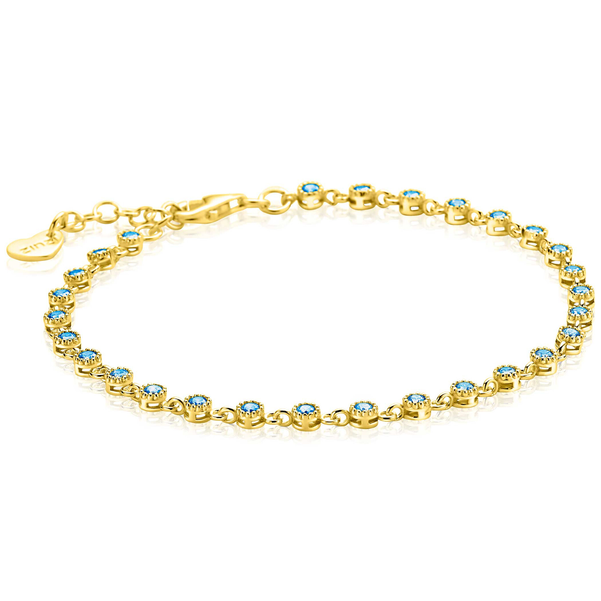 ZINZI gold plated zilveren armband met een speelse rij blauwe zirkonia&rsquo;s in ronde zetting. De afzonderlijk gezette stenen zijn verbonden door fijne schakels, wat zorgt voor een luxe uitstraling met subtiele beweging. Voor een perfecte pasvorm is de lengte verstelbaar van 17,5cm tot 20cm. Vervaardigd van eerste gehalte zilver (925) en extra geelverguld.