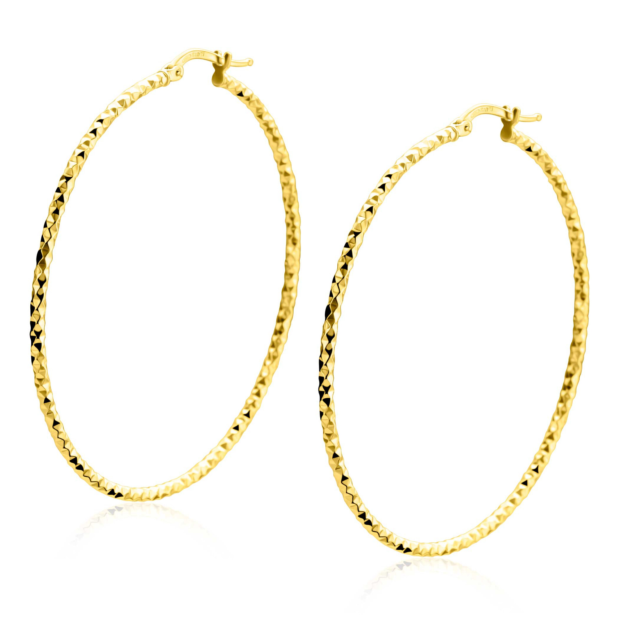 ZINZI gold plated zilveren grote oorringen (52mm) met gefacetteerde buis. Deze subtiele facetrand zorgt voor extra lichtreflectie en een speels glinsterend effect. De slanke ronde vorm geeft de creolen een tijdloze uitstraling, Met handige bovensluiting. Vervaardigd van eerste gehalte zilver (925) en extra geelverguld.