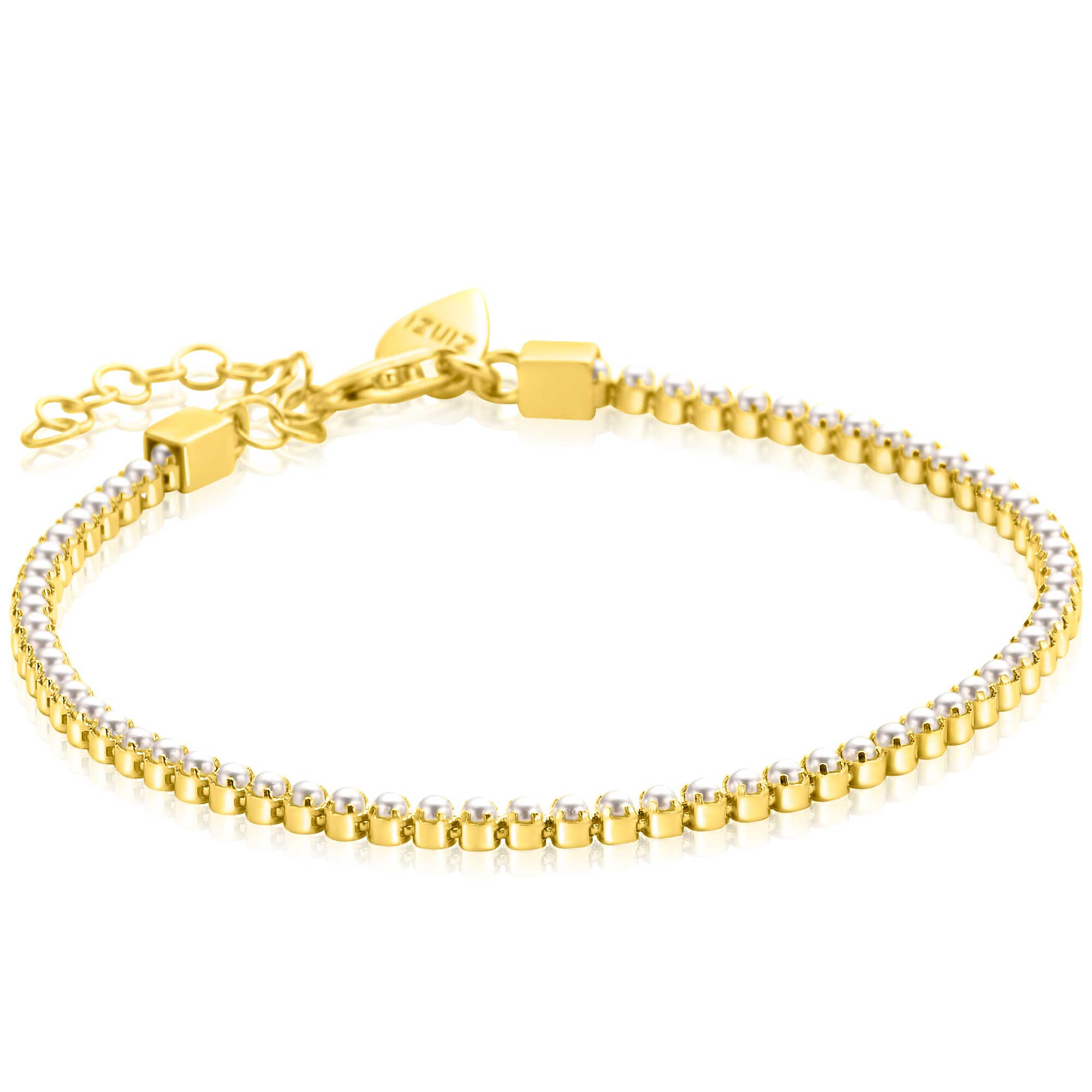 ZINZI gold plated zilveren tennisarmband 2,4mm breed bezet met een rij glanzende witte parels. De klassieke tennisstijl krijgt een eigentijdse uitstraling door de verfijnde parelzetting, die zorgt voor een subtiele glans rondom de pols. Voor een perfecte pasvorm is de lengte verstelbaar van 17cm tot 20cm. Vervaardigd van eerste gehalte zilver (925) en extra geelverguld.