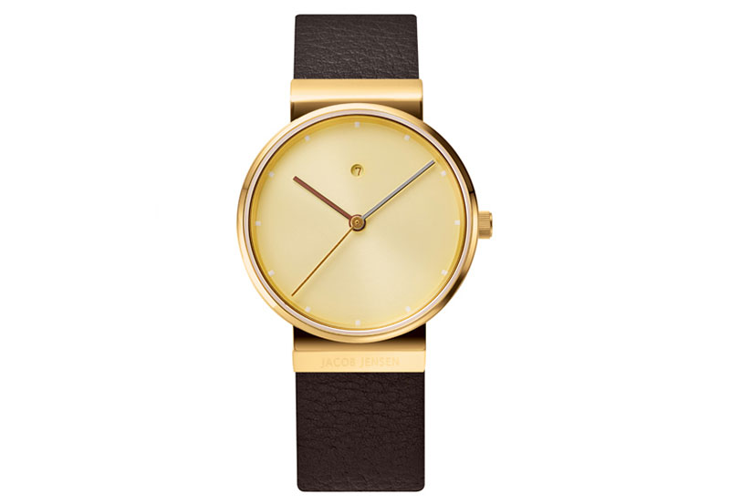 Jacob Jensen Dimension 845. Het materiaal van de kast van dit Jacob Jensen herenhorloge is edelstaal doubl&eacute; en heeft een saffier glas en een goudkleurige wijzerplaat.