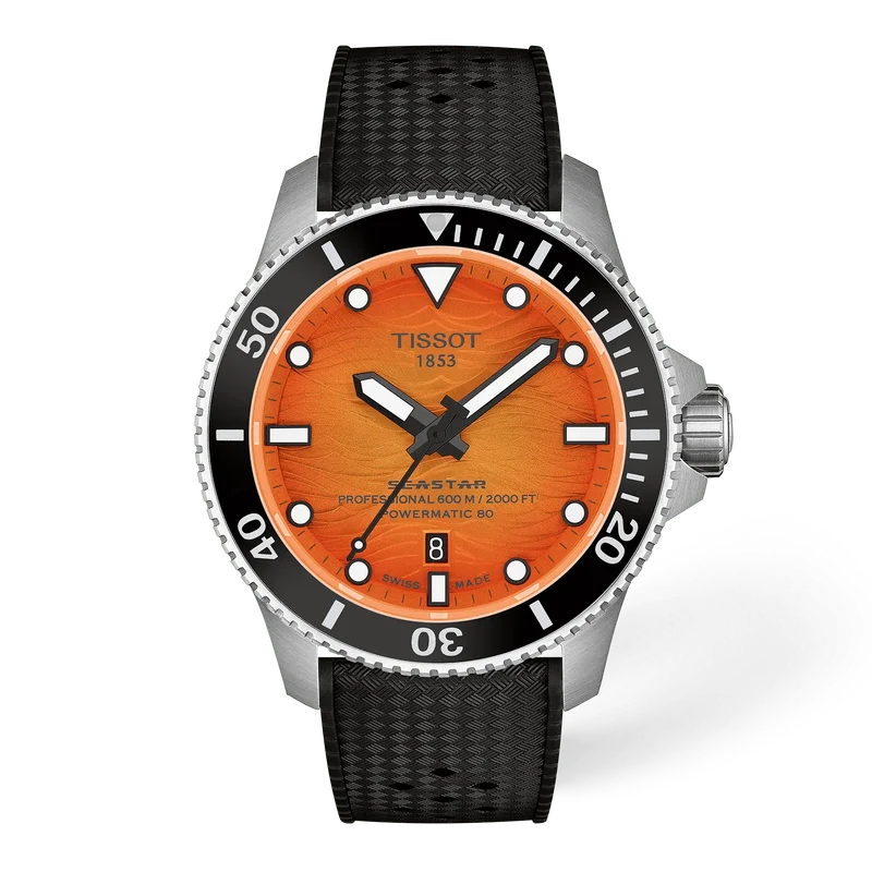 Ontdek de vernieuwde versie van een van Tissots belangrijkste collecties met de nieuwe Seastar 44 mm Powermatic 80. Deze nieuwe uitvoering heeft een subtiele transformatie ondergaan, met een inkeping langs de randen van de kast, wat resulteert in een compactere en verfijnde uitstraling. Dit automatische uurwerk is het perfecte horloge voor wie op zoek is naar een sportief maar krachtig accessoire. Het is waterbestendig tot een druk van 60 bar (600 meter) en biedt verbeterde zichtbaarheid bij weinig licht dankzij de Super-LumiNova&reg; coating op de wijzers en uurmarkeringen. Banden kunnen eenvoudig worden verwisseld dankzij Tissots gebruiksvriendelijke quick strap change-systeem. Hierdoor kan de eigenaar kiezen uit een breed scala aan compatibele Tissot-banden en het horloge personaliseren naar wens of gelegenheid. Ontdek de unieke uitstraling van deze oranje-zwarte uitvoering met zijn keramische bezelring, oranje verlopende wijzerplaat en een zwarte rubberen band, geheel in lijn met de kenmerkende sportieve en gedurfde stijl van de collectie.

Diameter:44 mm
Tot 80 uur gangreserve
Keramische ring
Doorkijkkast
Zwitsers automatisch uurwerk
Krasbestendig saffierglas met antireflecterende coating
Verwisselbare band met snelsluiting