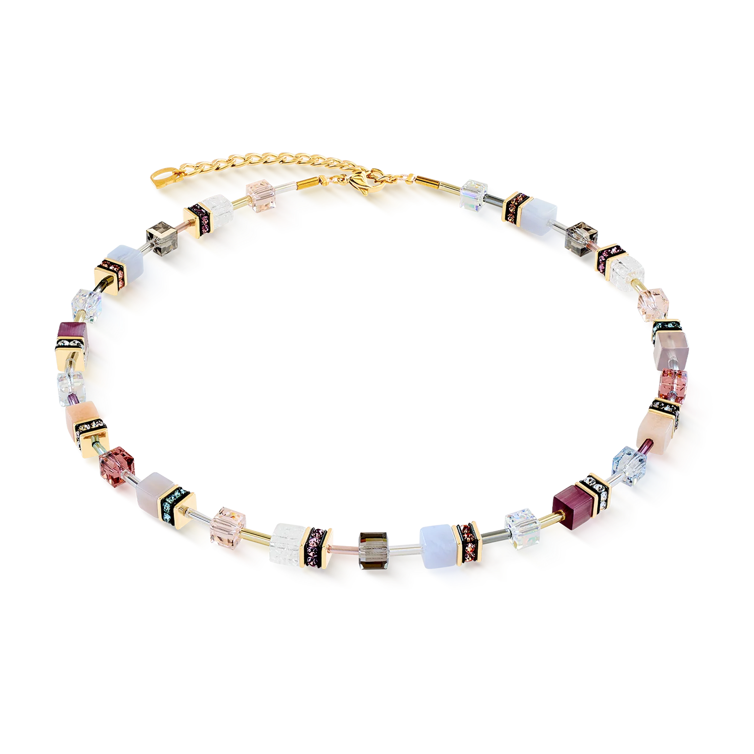 De GeoCUBE&reg; Iconic Precious Necklace Golden Blush combineert zachte roze, cr&egrave;me- en pasteltinten met warme gouden accenten tot een verfijnde en vrouwelijke compositie. Iconische GeoCUBE&reg;-reeksen van chalcedoon, agaat, roze aventurijn, bergkristal en synthetisch tijgeroog worden gecombineerd met sprankelende Swarovski&reg;-kristallen en glinsterende strass-rondellen.

Het samenspel van natuurlijke edelstenen en gefacetteerde kristallen wordt gestructureerd door goudkleurige roestvrijstalen elementen, die helderheid en een moderne, architectonische touch toevoegen. Elke steen heeft zijn eigen subtiele nuance, waardoor de ketting een levendig maar harmonieus karakter krijgt.

Of u hem nu draagt ​​als fris accent in de lente en zomer of als elegant hoogtepunt het hele jaar door, deze ketting belichaamt tijdloze verfijning met een eigentijdse kleuruitdrukking.