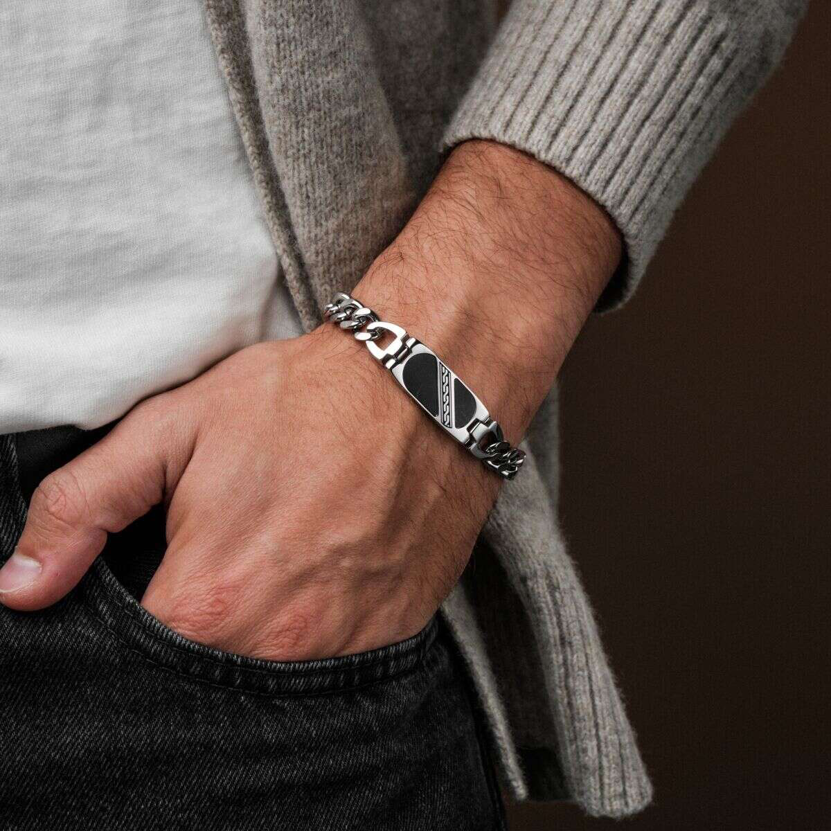De Holzkern armband Outlands, modelnummer 9010631025243, is een stijlvolle accessoire in de sieradencategorie. Deze armband biedt een uniek ontwerp, perfect als aanvulling op elke outfit. Met de ingetogen elegantie en hoogwaardige materialen is het de beste manier om het te dragen als een statement stuk om je pols, zowel casual als formeel. 