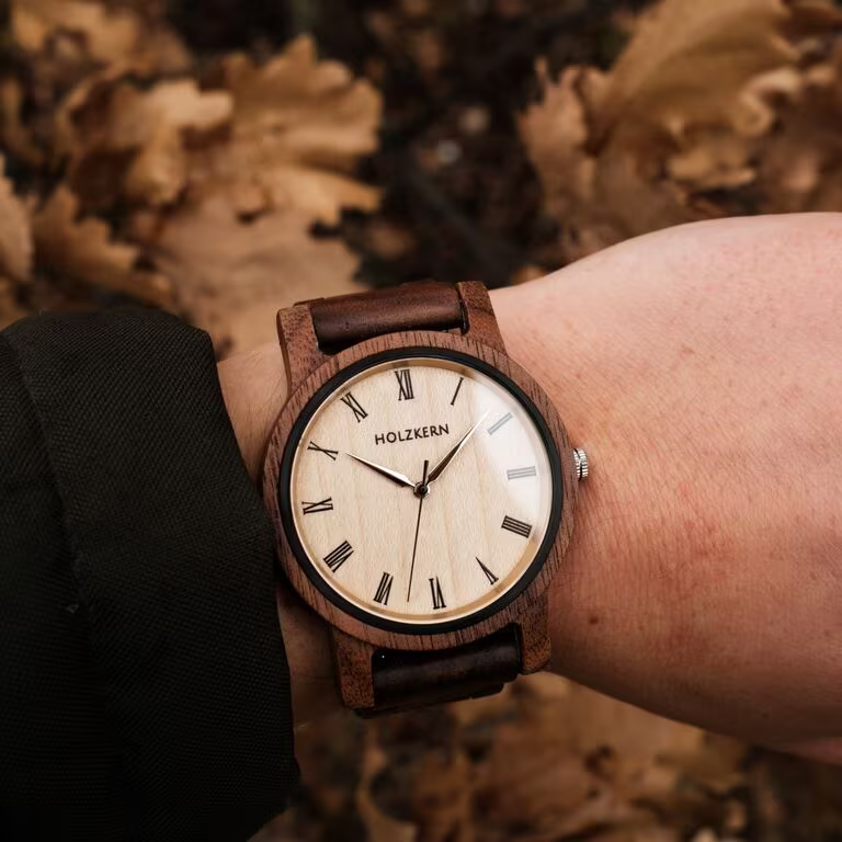 De Holzkern Herbstd&auml;mmerung horloge met modelnummer 9120078330043 is een stijlvol polshorloge met een kast van hout en een bruine band. Het horloge heeft een formaat van 41 mm en heeft geen datumaanduiding. Ideaal voor dagelijks gebruik of speciale gelegenheden. Draag hem met casual of formele kleding voor een elegante uitstraling.