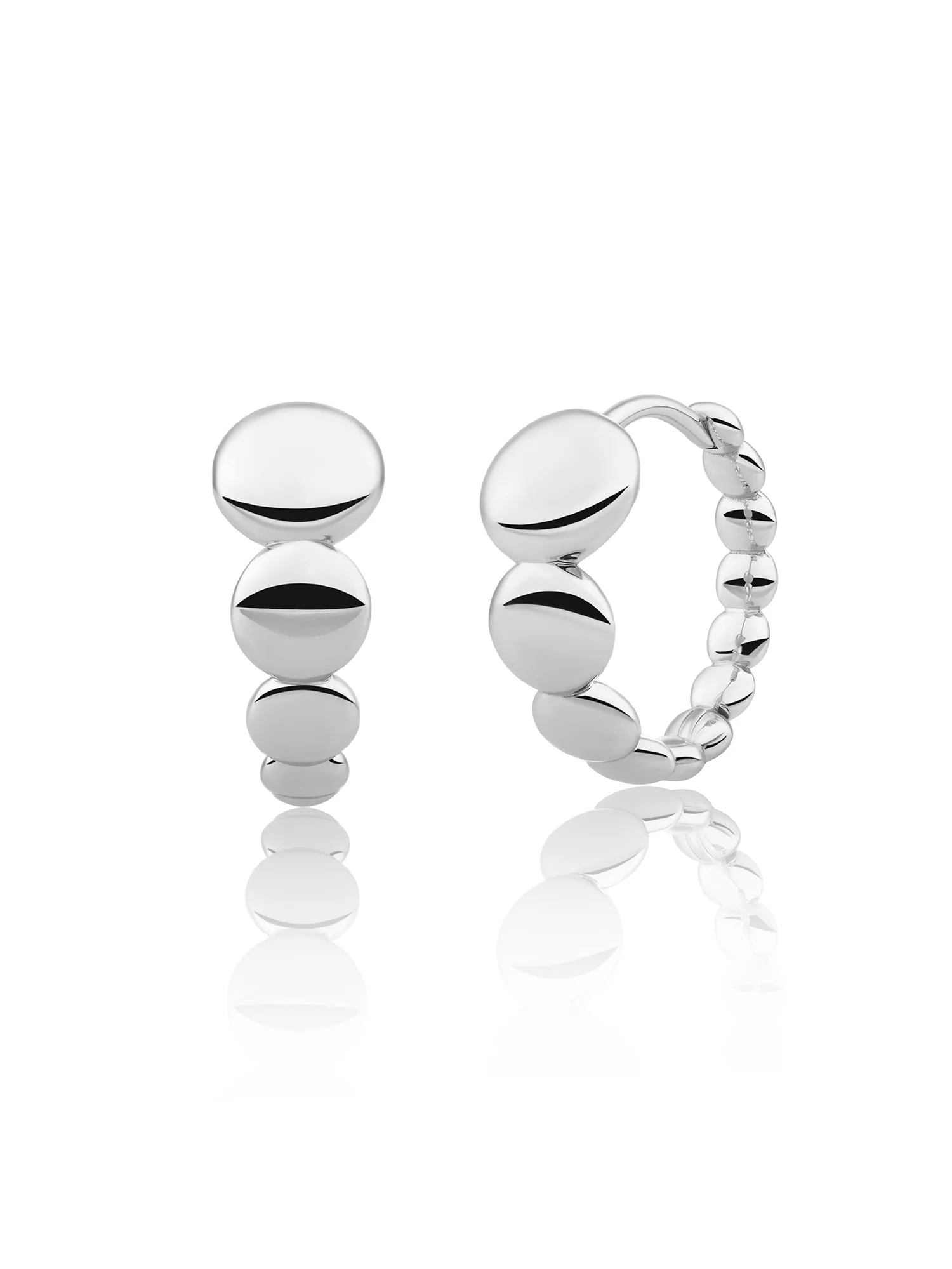 De Bubble Creolen combineren modern design met speels detail. De ronde vormen zorgen voor een levendige uitstraling, terwijl de gladde afwerking het geheel stijlvol houdt. Deze creolen zijn licht en comfortabel om te dragen, en passen moeiteloos bij zowel casual als chique outfits. Een subtiele eyecatcher die je look net dat beetje extra geeft. Voor vrouwen die houden van sieraden met karakter en een glimlach.