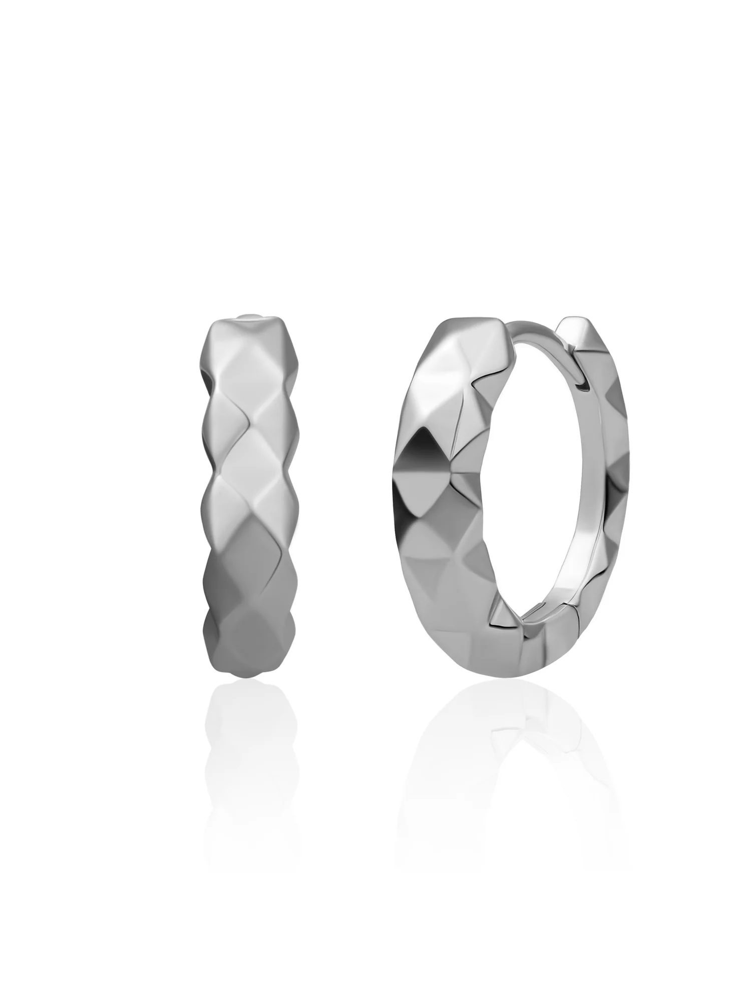 De Multi Edge Creolen zijn ontworpen voor vrouwen die houden van eigentijdse sieraden met een speels accent. De geometrische vorm &ndash; net anders dan klassieke oorringen &ndash; geeft deze creolen een moderne twist. Dankzij het lichte materiaal en de subtiele glans zijn ze comfortabel om te dragen &eacute;n stijlvol genoeg voor elke gelegenheid. Of je nu kiest voor een zakelijke outfit, een casual look of een feestelijke avond &ndash; deze oorbellen voegen net dat beetje extra toe. Combineer ze met minimalistische studs of draag ze solo voor een verfijnde, moderne uitstraling.