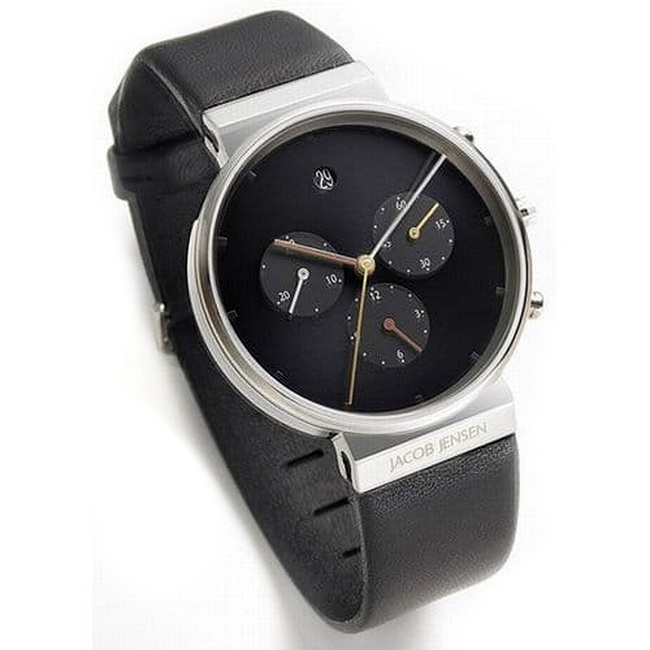 De Jacob Jensen 603 een horloge van titanium. Dit model heeft een quartz uurwerk, waarop de tijd analoog wordt getoond. De kast van het horloge heeft een diameter van 37 mm. De band van dit horloge is van zwart leder. Samen met de zwarte  wijzerplaat maakt dit deze Jacob Jensen Chronograph 603 compleet.