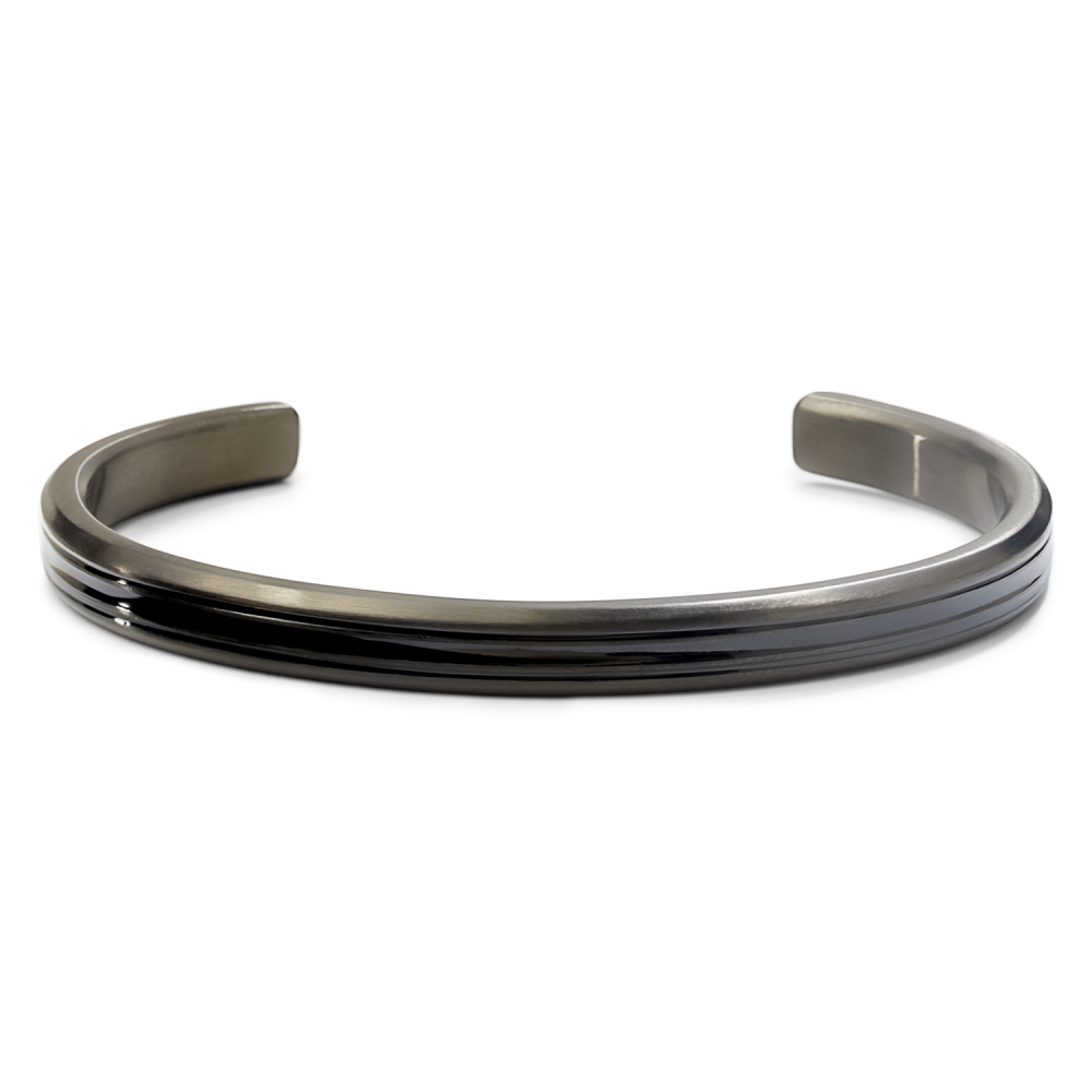 De Bangle Black Lines, modelnummer RR-MB005-B-L, is een elegante armband die jouw stijl naar een hoger niveau tilt. Als onderdeel van de categorie sieraden, is het een verfijnde polsaccessoire dat past bij elke gelegenheid. Draag het subtiel solo of combineer met andere armbanden voor een gelaagde look. Perfect voor dagelijks gebruik of speciale gelegenheden.