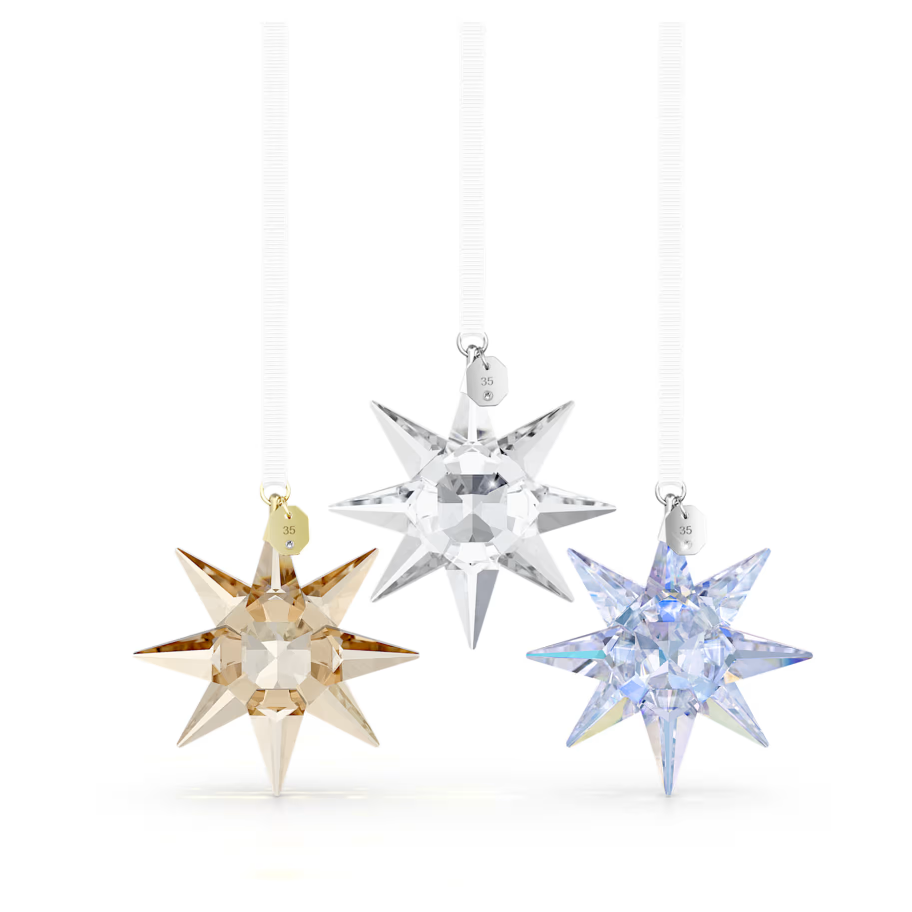 Dit verfijnde trio is een prachtige nieuwe kleuruitvoering van Swarovski&rsquo;s allereerste feestster van 35 jaar geleden. E&eacute;n ster is uitgevoerd in helder kristal, terwijl de andere twee de iconische Aurore Boreale- en Golden Shadow-effecten van Swarovski tonen. De drie ornamenten bestaan in totaal uit 240 facetten om een eindeloze schittering te bereiken, en de witte ripsband linten en gegraveerde labels zorgen voor een luxueus tintje. Decoratieobject. Geen speelgoed. Niet geschikt voor kinderen onder de 15 jaar.

Artikelnr.: 5734798
Collectie:  Annual Edition
Formaat: 6.4 x 1.6 x 7.3 cm
Ontwerper:  Rudolf Schwerma
Materiaal:  Kristallen, Polyester, Metaal met champagnegoudkleurige afwerking
Kleur:  Meerkleurig