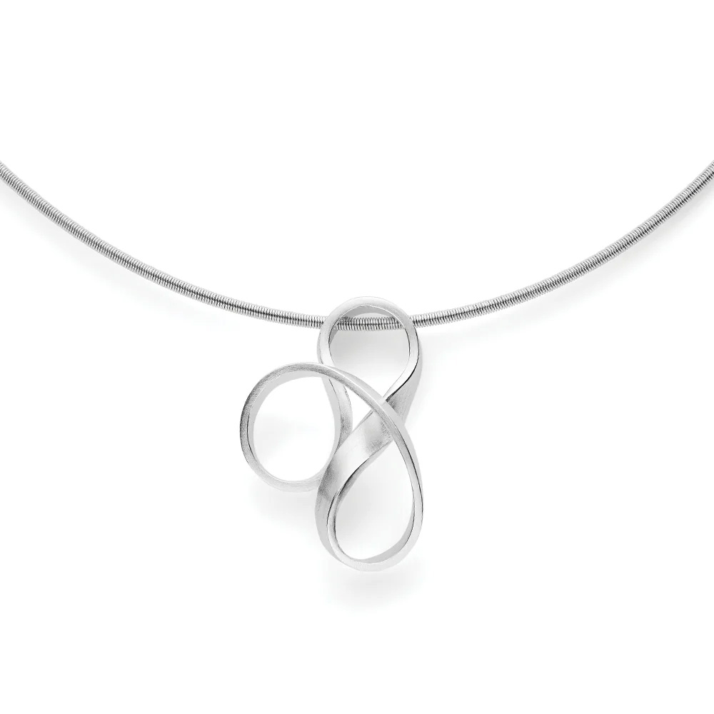 De Bastian zilveren hanger, modelnummer 47040, valt onder de categorie 'JEWEL' en is een verfijnde 'PENDANT'. Deze stijlvolle hanger heeft een elegant krulontwerp dat elke outfit kan verfraaien. Draag het als een opvallend middelpunt aan een delicate ketting voor zowel dagelijkse als speciale gelegenheden. Perfect voor diegenen die houden van subtiele elegantie.