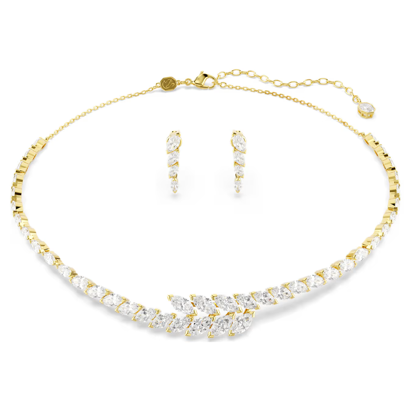 Deze Mesmera-set is een geweldige keuze als cadeau voor de feestdagen. De set bestaat uit een ketting en bijpassende oorbellen, en elk sieraad is gemaakt met Swarovski Zirkonia om elke outfit te laten stralen. De oogverblindende sieraden van Mesmera combineren klassieke silhouetten met een fascinerende verfijning, wat zorgt voor unieke, persoonlijke looks die altijd een statement maken.

Artikelnr.: 5764868
Collectie:  Mesmera
Ketting lengte: 38 - 45 cm
Formaat motief: 1 x 1.2 cm
Oorbellen: 2.2 x 0.5 cm
Materiaal:  18k gouden afwerking, Cubic zirconia
Kleur:  Wit
Type sluiting:  Karabijn