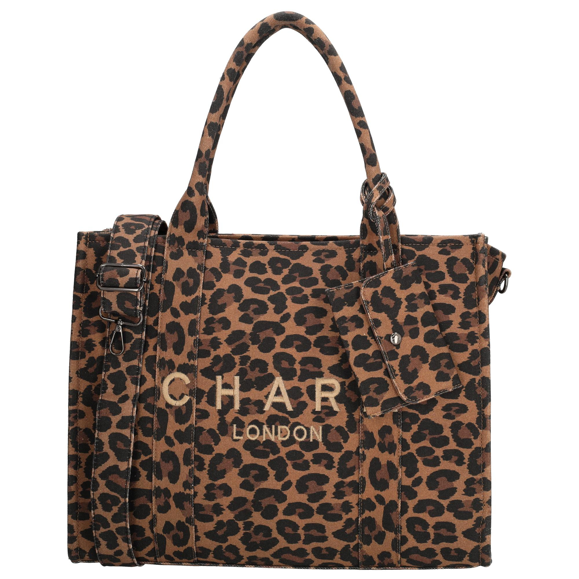 De Charm London Bond Avenue laptoptas combineert een stijlvolle uitstraling met praktisch gebruiksgemak. De tas is uitgevoerd in stof met een trendy print en biedt voldoende ruimte voor al jouw dagelijkse benodigdheden. Dankzij het ruime formaat is deze tas geschikt voor laptops tot 15,6 inch, waardoor hij ideaal is voor werk, studie of onderweg.

Binnenin beschikt de tas over een apart laptopvak en een handig telefoonvak, zodat je jouw spullen overzichtelijk kunt opbergen. Daarnaast is er een binnenvak met rits aanwezig voor waardevolle spullen. Aan de achterkant bevindt zich een extra ritsvak voor items die je snel wilt kunnen pakken. De tas wordt geleverd met een afneembaar etuitje voor kleine accessoires. Met de verstelbare en afneembare schouderband draag je de tas comfortabel op de manier die bij jou past.

Kenmerken:

Geschikt voor laptops tot 15,6 inch
Apart laptopvak
Telefoonvak
Binnenvak met rits
Achtervak met rits
Afneembaar etuitje inbegrepen
Verstelbare en afneembare schouderband