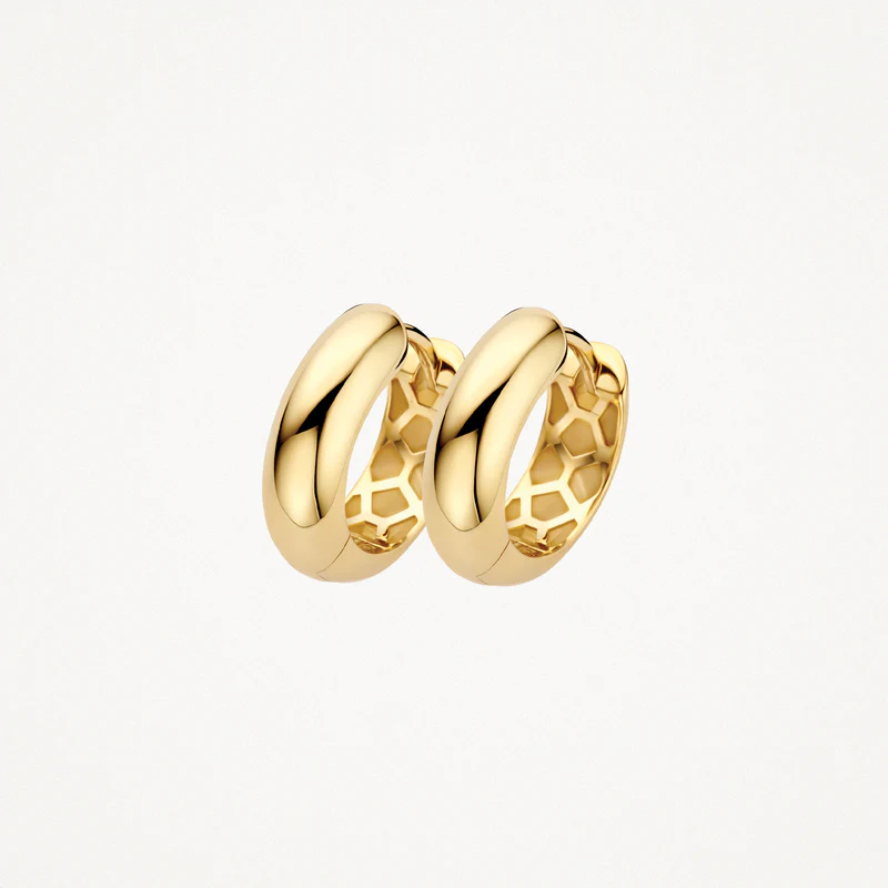 Met deze medium creolen van 14,5 mm geef je je look een luxe upgrade. De oorringen zijn vervaardigd uit glanzend 14k geelgoud en hebben een stijlvolle, bolle vorm. Een tijdloze toevoeging aan je sieradencollectie die perfect past bij elke outfit en gelegenheid.