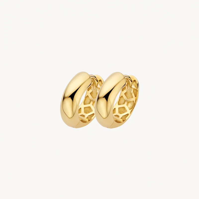 Deze creolen van 13 mm zijn gemaakt van glanzend 14k geelgoud. De brede, bolle vorm geeft je look direct een luxe uitstraling. Dankzij de handige klapsluiting doe je ze eenvoudig in. Een tijdloze klassieker die prachtig staat bij iedere outfit.