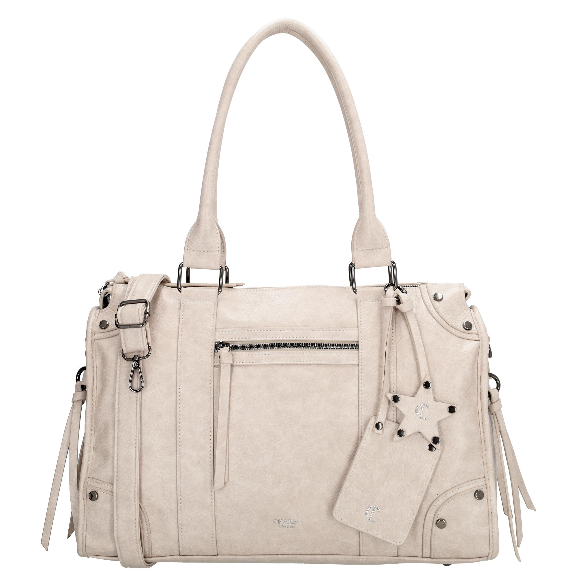De Charm London Berlin laptoptas 15.6 inch is een trendy shopper met een praktische indeling, ideaal voor werk, studie of dagelijks gebruik. De tas biedt voldoende ruimte voor je essentials en heeft een speciaal laptopvak waarin je laptop tot 15.6 inch veilig opgeborgen kan worden.

De binnenzijde is overzichtelijk ingericht met een ritsvak, meerdere insteekvakken en pennenvakken, zodat je jouw spullen georganiseerd meeneemt. Daarnaast beschikt de tas over een ritsvak aan de voor- en achterkant voor items die je snel bij de hand wilt hebben. De shopper is voorzien van een verstelbare en afneembare schouderband, zodat je hem zowel in de hand als over de schouder kunt dragen. Als extra detail wordt de tas geleverd met een bagcharm in de vorm van een ster en een klein etuitje waar je een pasje in kunt bewaren.

Kenmerken:

Geschikt voor laptops tot 15.6 inch
Laptopvak binnenin
Ritsvak, insteekvakken en pennenvakken binnenin
Voorvak met ritssluiting
Achtervak met ritssluiting
Verstelbare en afneembare schouderband
Inclusief stervormige bagcharm en klein pasjesetui