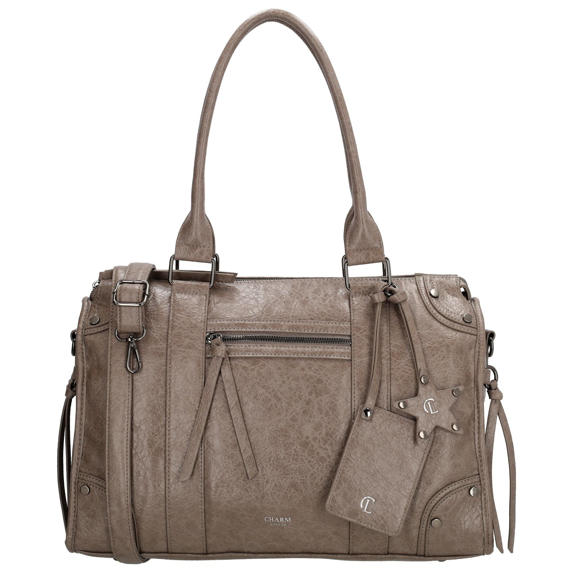 De Charm London Berlin laptoptas 15.6 inch is een trendy shopper met een praktische indeling, ideaal voor werk, studie of dagelijks gebruik. De tas biedt voldoende ruimte voor je essentials en heeft een speciaal laptopvak waarin je laptop tot 15.6 inch veilig opgeborgen kan worden.

De binnenzijde is overzichtelijk ingericht met een ritsvak, meerdere insteekvakken en pennenvakken, zodat je jouw spullen georganiseerd meeneemt. Daarnaast beschikt de tas over een ritsvak aan de voor- en achterkant voor items die je snel bij de hand wilt hebben. De shopper is voorzien van een verstelbare en afneembare schouderband, zodat je hem zowel in de hand als over de schouder kunt dragen. Als extra detail wordt de tas geleverd met een bagcharm in de vorm van een ster en een klein etuitje waar je een pasje in kunt bewaren.

Kenmerken:

Geschikt voor laptops tot 15.6 inch
Laptopvak binnenin
Ritsvak, insteekvakken en pennenvakken binnenin
Voorvak met ritssluiting
Achtervak met ritssluiting
Verstelbare en afneembare schouderband
Inclusief stervormige bagcharm en klein pasjesetui