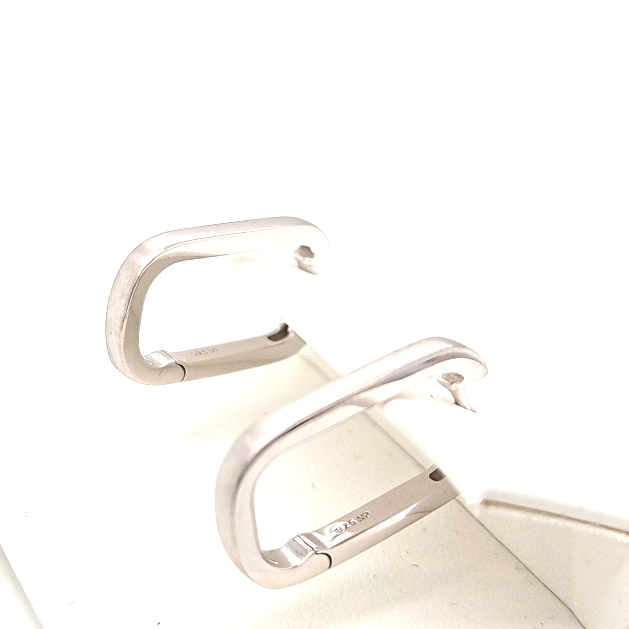 Die Creolen aus Silber 925, Modellnummer 88/198351, sind elegante Schmuckst&uuml;cke der Kategorie JEWEL, speziell als HOOP_EARRINGS. Sie sind ideal, um jedem Outfit einen Hauch von Raffinesse zu verleihen. Am besten kombinieren Sie sie mit aufgestecktem Haar oder einem eleganten Zopf, um die Ohrringe optimal zu pr&auml;sentieren und Ihrem Look einen stilvollen Akzent zu verleihen.