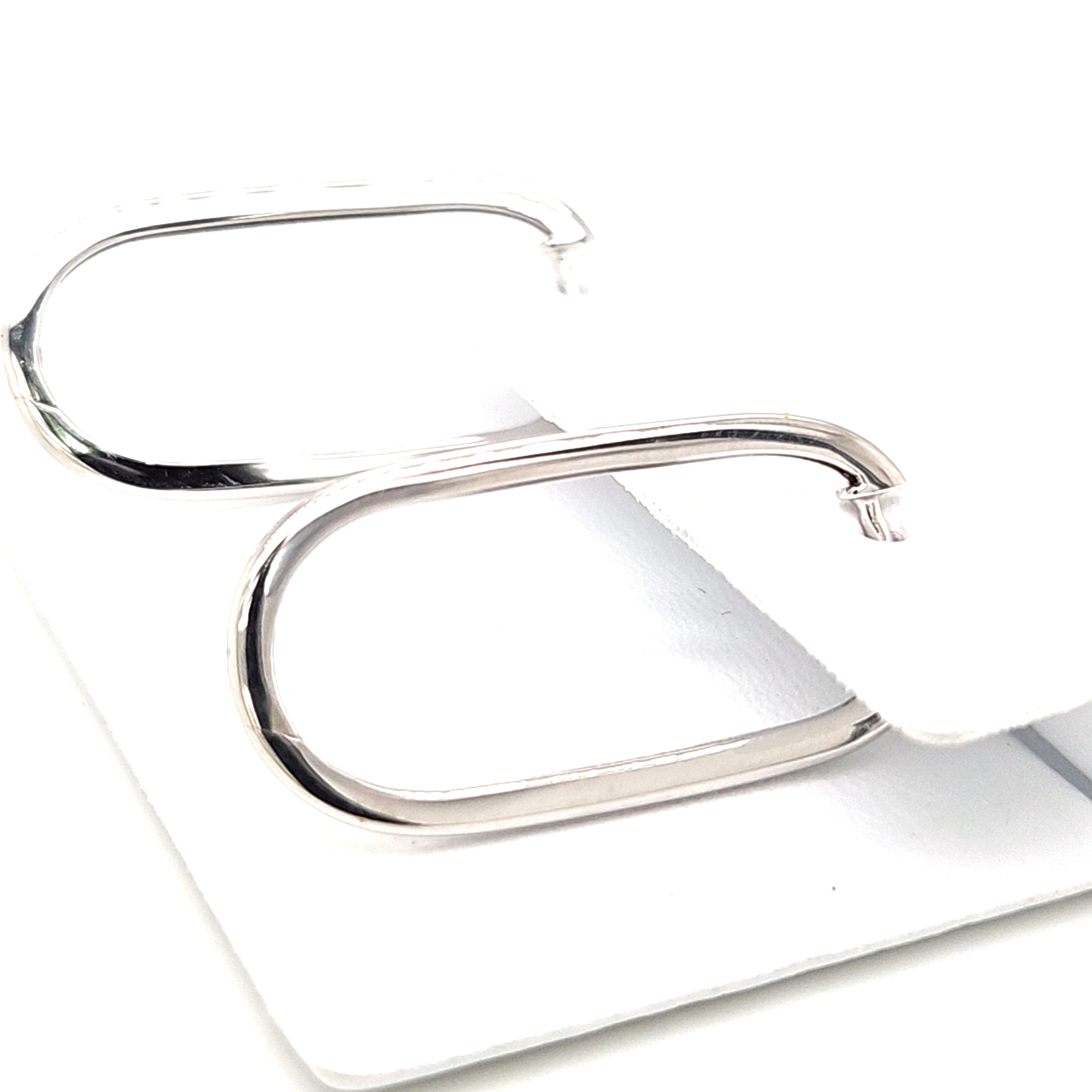 Produkt 201/194846 ist eine elegante Kreation der Kategorie JEWEL, speziell als HOOP_EARRINGS. Diese Creolen erg&auml;nzen perfekt sowohl elegante als auch l&auml;ssige Outfits. Tragen Sie sie mit hochgestecktem Haar oder einem eleganten Dutt, um ihren Glanz zu betonen. Ideal f&uuml;r abendliche Anl&auml;sse oder um jedem Alltagslook einen Hauch von Raffinesse zu verleihen.