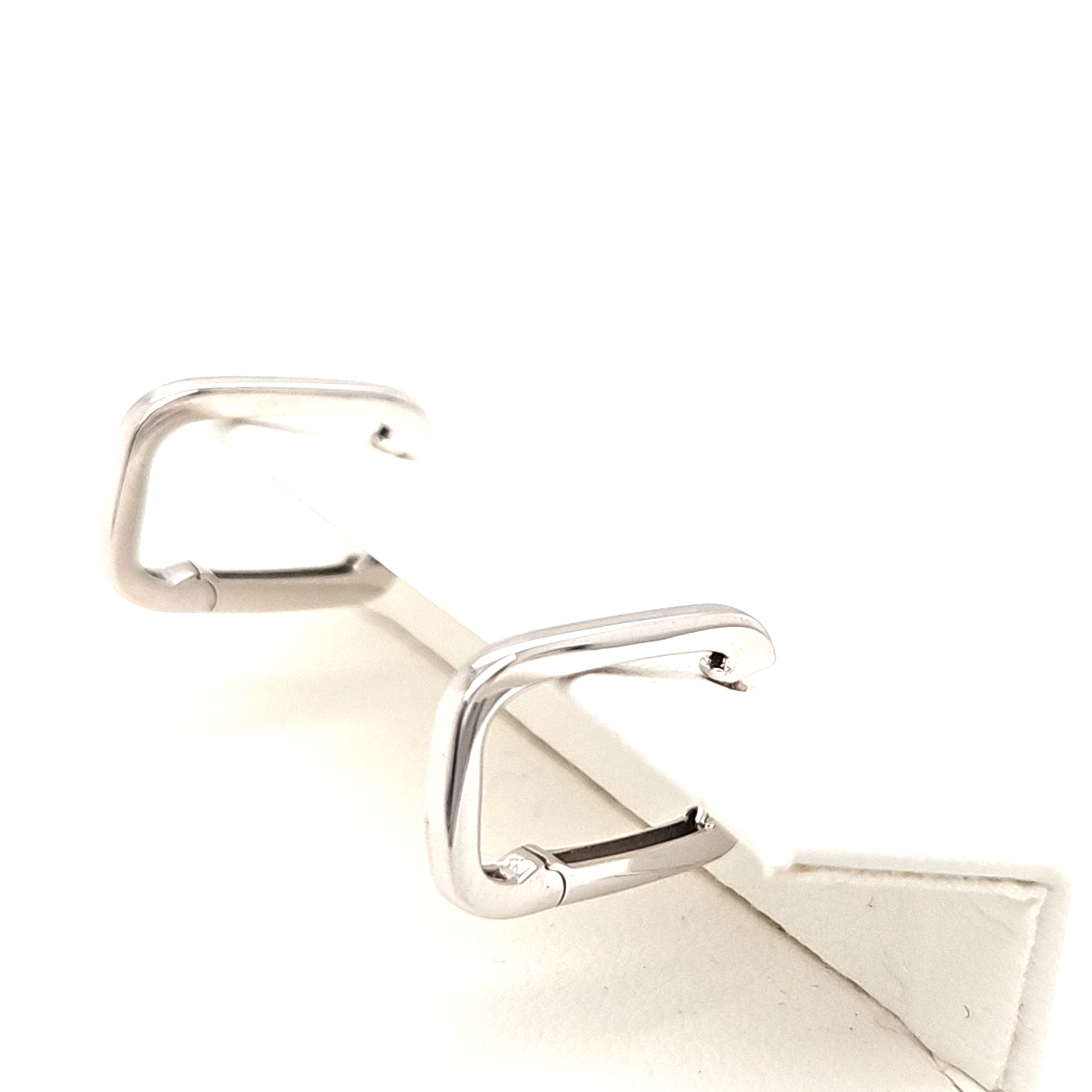 Die Creole Silber 925 mit der Modellnummer 88/198908/ besticht durch ihr edles Design als Reifenohrring (HOOP_EARRINGS). Sie besteht aus hochwertigem Sterling-Silber und verleiht jedem Outfit einen eleganten Glanz. Tragen Sie sie sowohl zu formellen Anl&auml;ssen als auch in der Freizeit, um Ihrem Look einen stilvollen Akzent zu setzen. Perfekt f&uuml;r die modebewusste Frau.