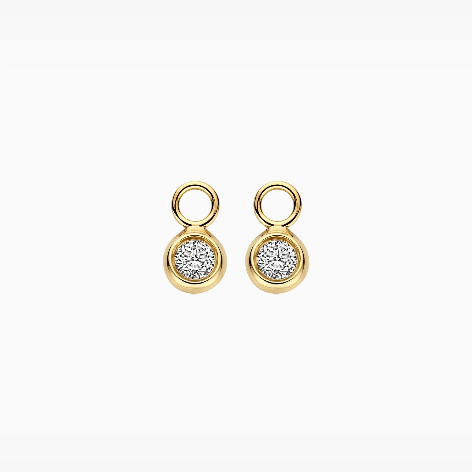 Glinsterende lab-diamonds in gladomzetting sieren deze 14k geelgouden oorbedels. Het karaatgewicht van de diamanten is 2x 0,25 en het oogje heeft een diameter van 2.8 mm. Je hangt de oorbedels eenvoudig aan een paar oorringen en kunt ze mooi combineren met andere (oor)sieraden uit onze collectie.