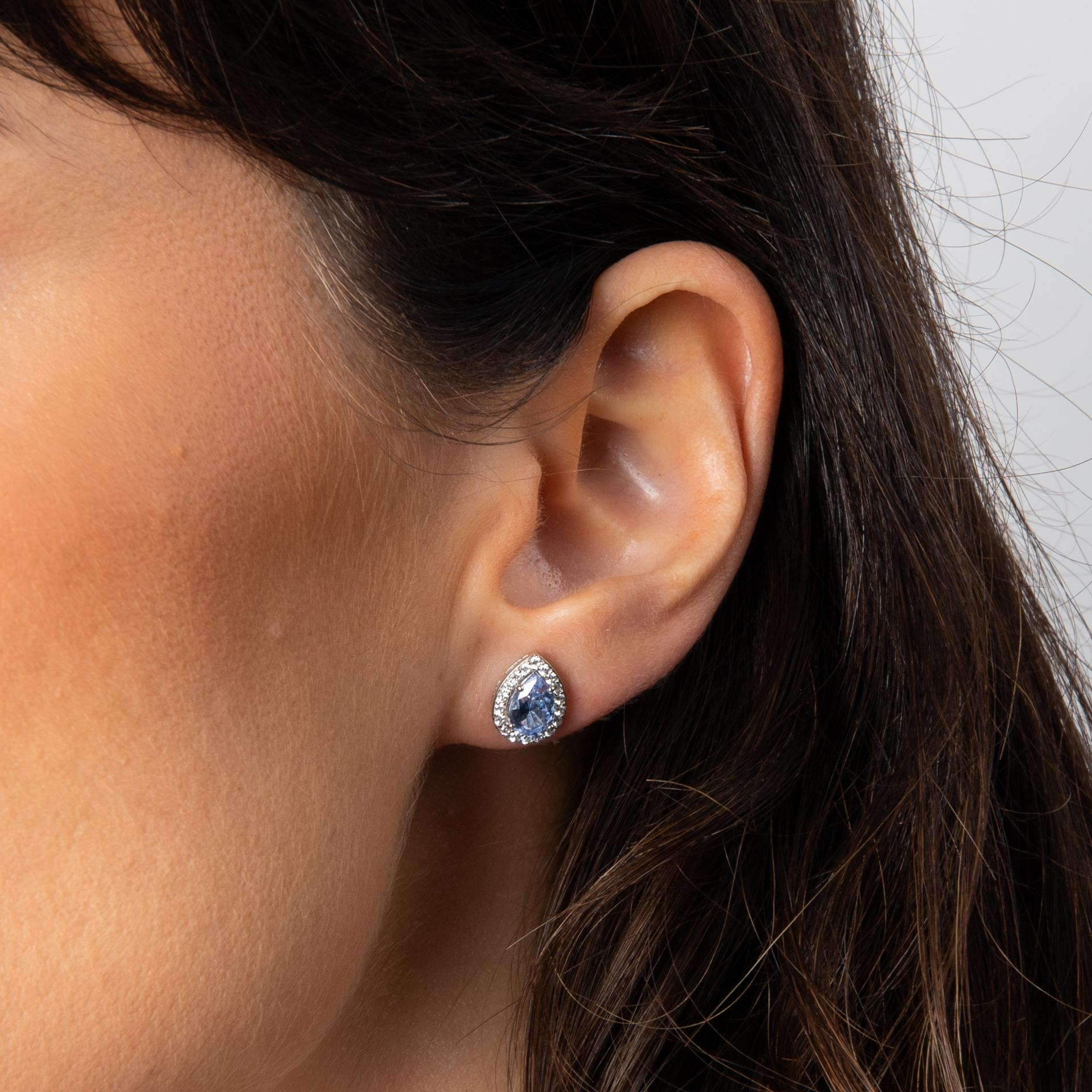 Der Silber-Zirkonia-Ohrstecker (Modellnummer E6718) besticht durch seine 10 mm gro&szlig;en, funkelnden blauen Zirkoniasteine, gefasst in 925er Sterling Silber. Diese neuen, gl&auml;nzenden Ohrstecker sind ideal f&uuml;r elegante Anl&auml;sse und t&auml;gliche Eleganz. Perfekt kombinierbar mit Silberaccessoires f&uuml;r ein harmonisches Gesamtbild. Ein Must-Have f&uuml;r jeden Schmuckliebhaber!