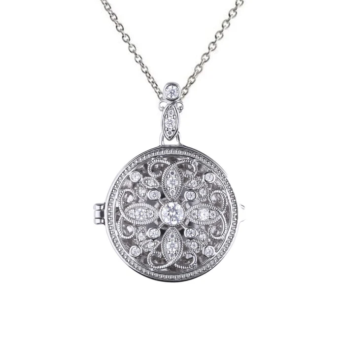 Die Siber Kette mit Medallionanh&auml;nger(ca.3,5cm), Modellnummer P4613, ist aus hochwertigem 925er Sterlingsilber gefertigt und mit funkelndem Zirkonia verziert. Mit einer L&auml;nge von 45cm liegt sie elegant am Hals und verleiht jedem Outfit einen Hauch von Edelmut. Perfekt f&uuml;r formelle Anl&auml;sse oder als zierliches Highlight im Alltag. Ideal als Geschenk oder f&uuml;r sich selbst.