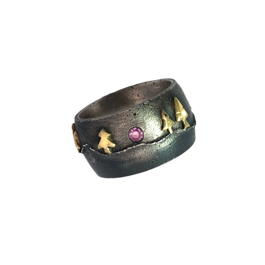 Der Ring Silber 925, Sandguss 14mm, oxydiert, mit 750er Gold und einem pinken Saphirbesticht durch seine einzigartige Kombination aus edlem Silber, feinem Gold und einem strahlenden Saphir. Tragen Sie ihn am besten zu eleganter Abendgarderobe oder als Highlight zu einem schlichten Outfit, um seine Sch&ouml;nheit zu betonen.