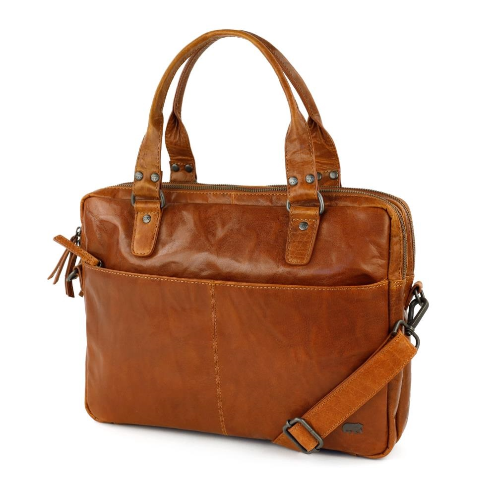 Leren Werktas / Laptoptas &ndash; 13.3 inch

Deze stoere leren werktas combineert stijl en functionaliteit en is geschikt voor zowel zakelijke afspraken als dagelijks gebruik. Met haar tijdloze design draag je de tas moeiteloos bij een pak of casual bij een jeans.
De tas is uitgerust met dubbele handgrepen en een lange, verstelbare schouderriem voor maximaal draagcomfort. Dankzij de dubbele toprits is de tas gemakkelijk toegankelijk en overzichtelijk in te delen. De voor- en achterzijde beschikken elk over een ritsvak, ideaal voor items die je snel bij de hand wilt hebben.
Binnenin biedt de tas een gepolsterd laptopvak voor laptops tot 13.3 inch, meerdere steekvakjes en een binnenritsvak, zodat je al je essentials veilig en overzichtelijk kunt opbergen.

Producteigenschappen
Dubbele toprits
Voorzijde met ritsvak
Achterzijde met ritsvak
Lange verstelbare schouderriem
Dubbele handgreep
Gevoerd laptopvak tot 13.3 inch
Diverse binnenvakjes en binnenrits
