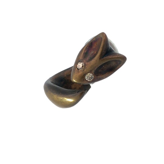 Der Ring Fuchs Bronze, Brill. ist ein einzigartiges Schmuckst&uuml;ck. Er geh&ouml;rt zur Kategorie "JEWEL" und ist ein Ring der Gr&ouml;&szlig;e 59. Tragen Sie diesen Ring als markantes Modestatement oder kombinieren Sie ihn mit anderen Schmuckst&uuml;cken. Ideal f&uuml;r besondere Anl&auml;sse oder um Ihrem Alltagslook einen Hauch von Eleganz zu verleihen.