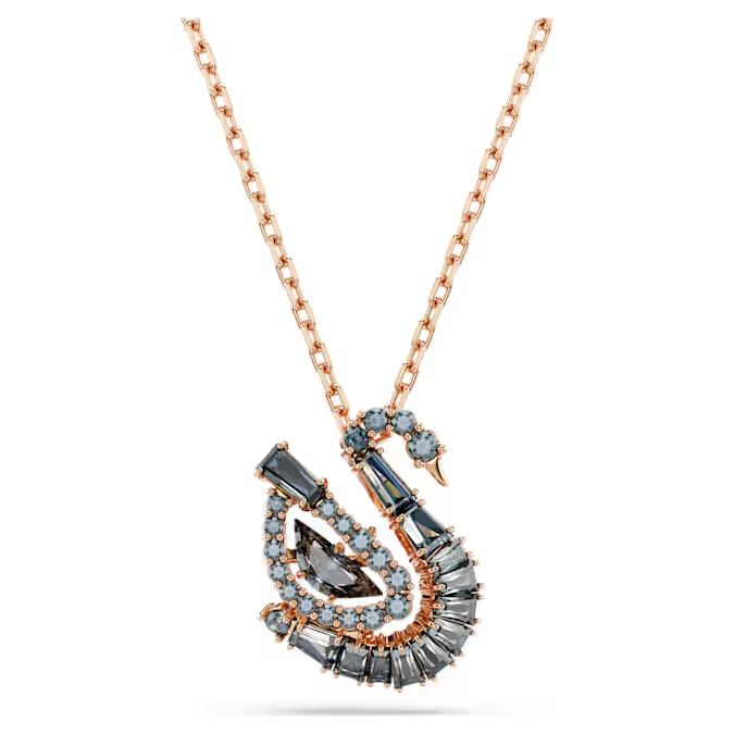 Deze hanger ademt de traditie van Swarovski en brengt de zwaan tot leven met donkergrijze Swarovski Zirkonia in een waarlijk gracieuze vorm. De vleugel is gemaakt met een Dancing Stone-techniek die bij elke beweging schittert. De Swarovski-zwaan is het embleem van het Huis en een symbool van liefde, vreugde en eeuwige schoonheid. Elk sieraad geeft zijn eigen levendige draai aan het iconische silhouet met onze kenmerkende savoir-faire.

Artikelnr.: 5764882
Collectie:  Swan
Lengte (minimum - maximum): 38 - 45 cm
Formaat motief: 1.7 x 1.4 cm
Materiaal:  Cubic zirconia, 18k ros&eacute;gouden afwerking
Kleur:  Grijs
Type sluiting:  Karabijn
