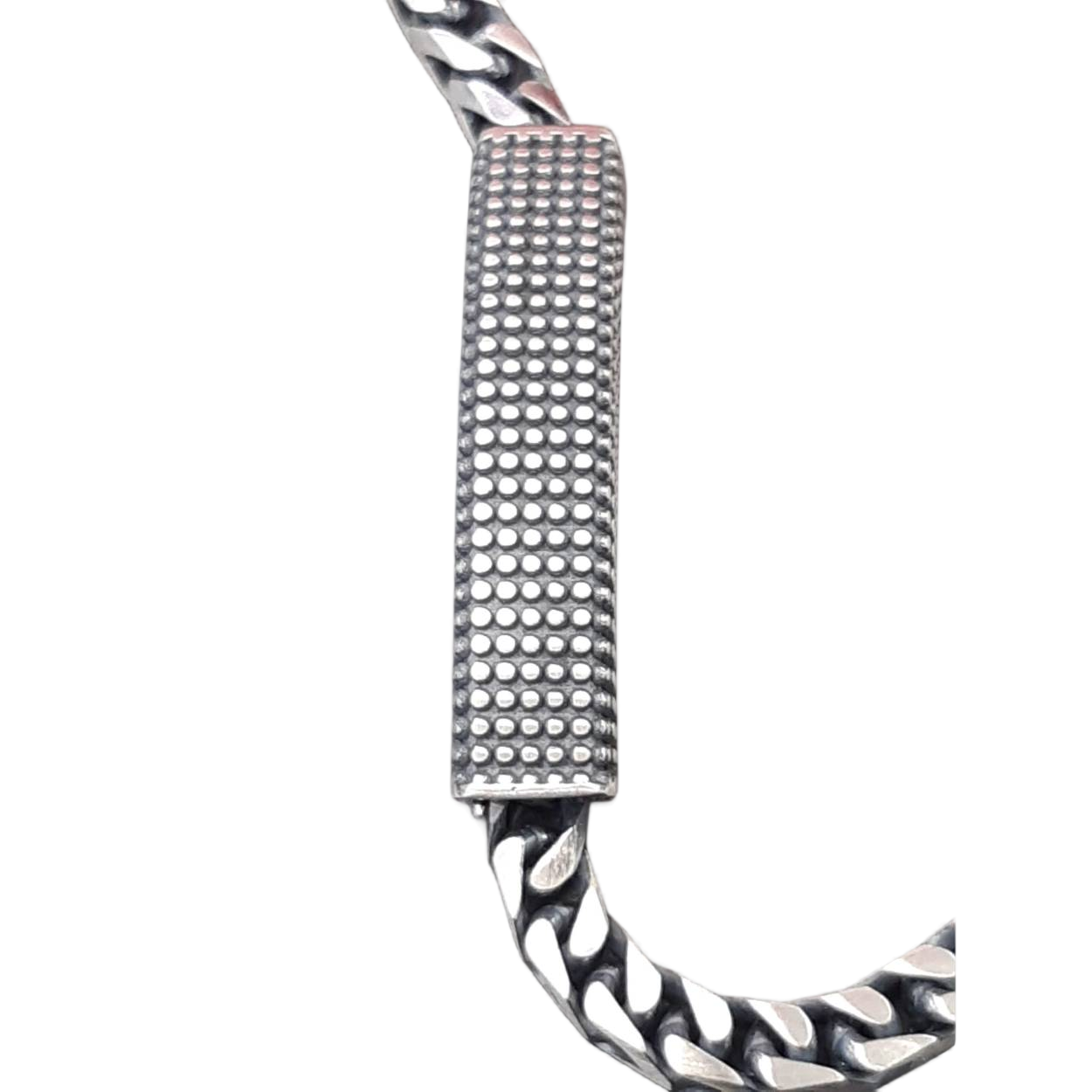 De zilveren armband met modelnummer BREA-0002185 is gemaakt van hoogwaardig 925 sterling zilver en heeft een witte kleur. Met een lengte van 200 mm is het een stijlvolle keuze zonder glans. Perfect om alleen te dragen of te combineren met andere zilveren sieraden voor een verfijnde look. Ideaal voor dagelijkse of speciale gelegenheden.