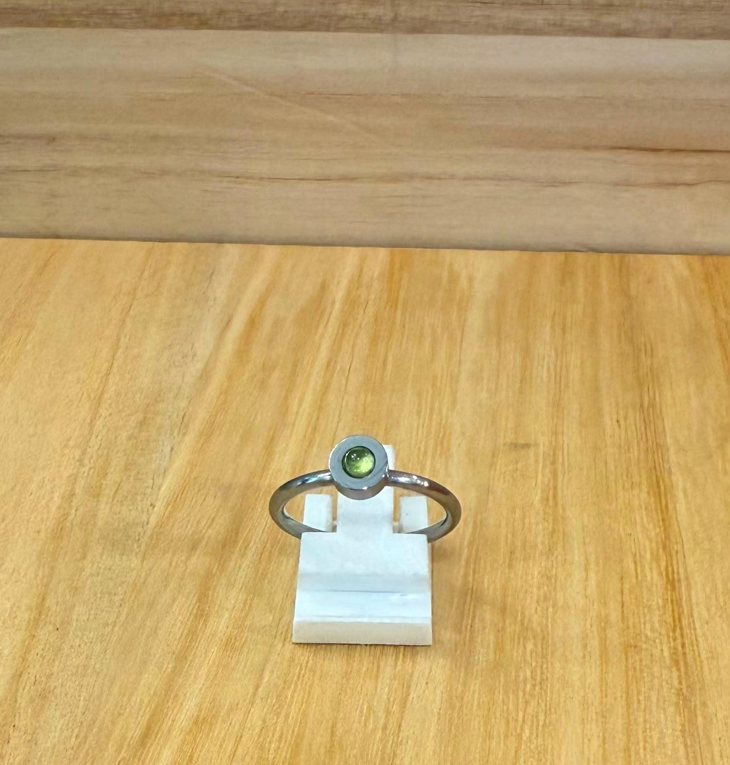 Stalen ring met groene topaas