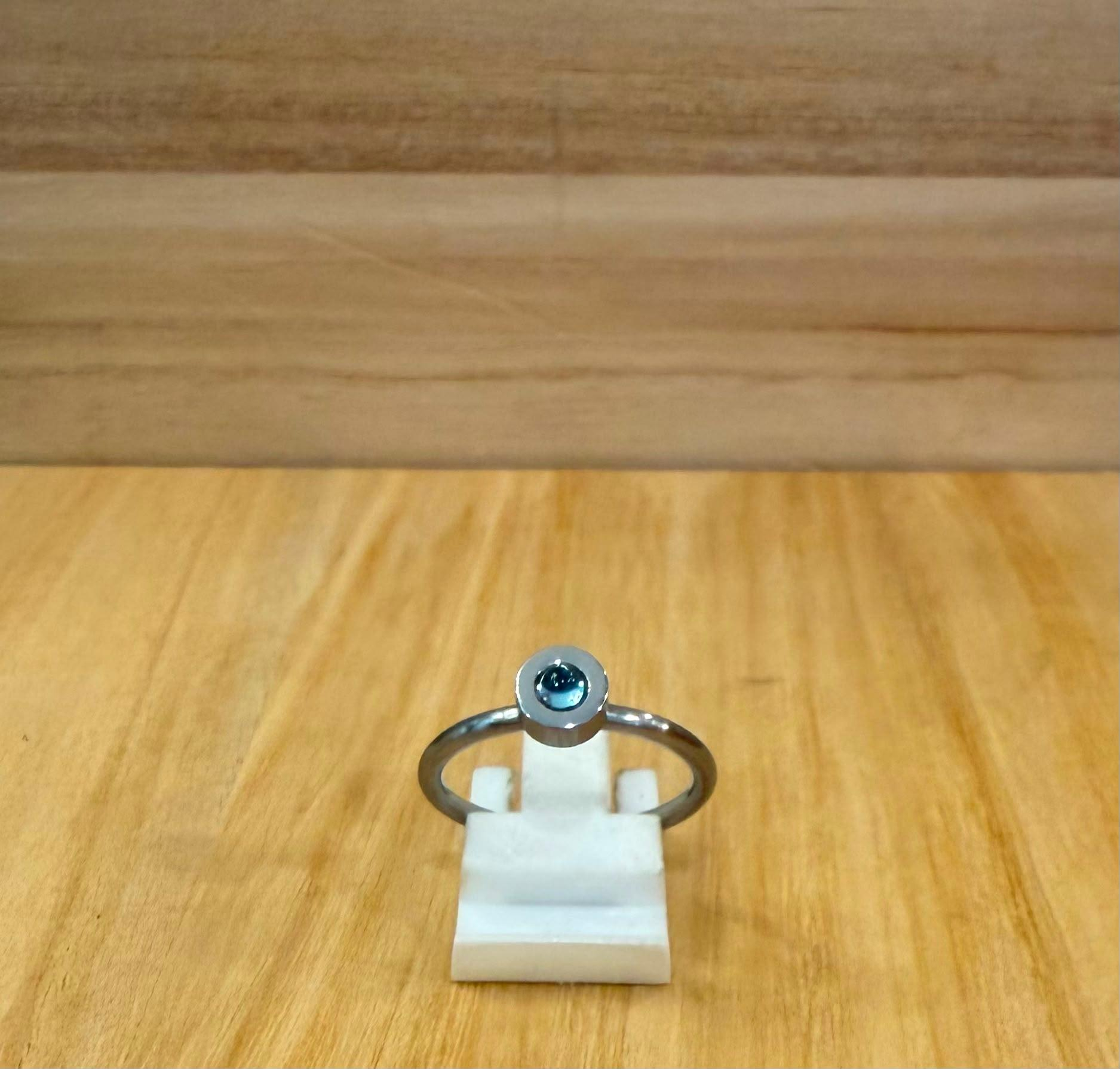 Stalen ring met blauwe topaas