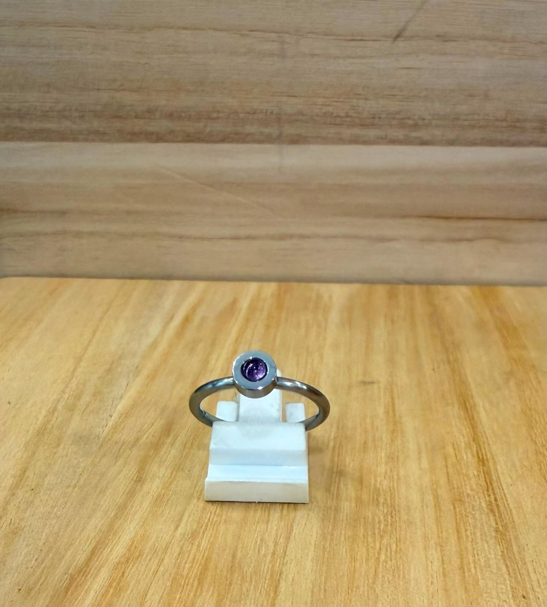 Stalen ring met paarse topaas