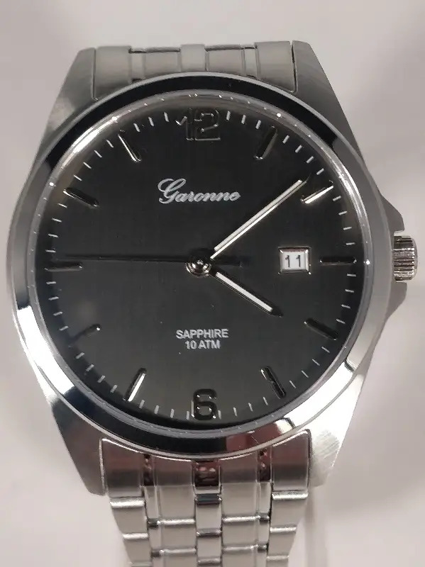 Dit herenhorloge is van het merk Garonne. Het is een analoog horloge met een band gemaakt van edelstaal. De diameter van de kast is 40 mm.
De verdere specificaties van het horloge zijn als volgt:
Glassoort: mineraal
Kastmateriaal: edelstaal
Waterdichtheid: 10 ATM
Techniek: quartz
Kastkleur: zilver
Kastvorm: rond
Wijzerplaatkleur: wit
Index: cijfers
Bandkleur: zilver
