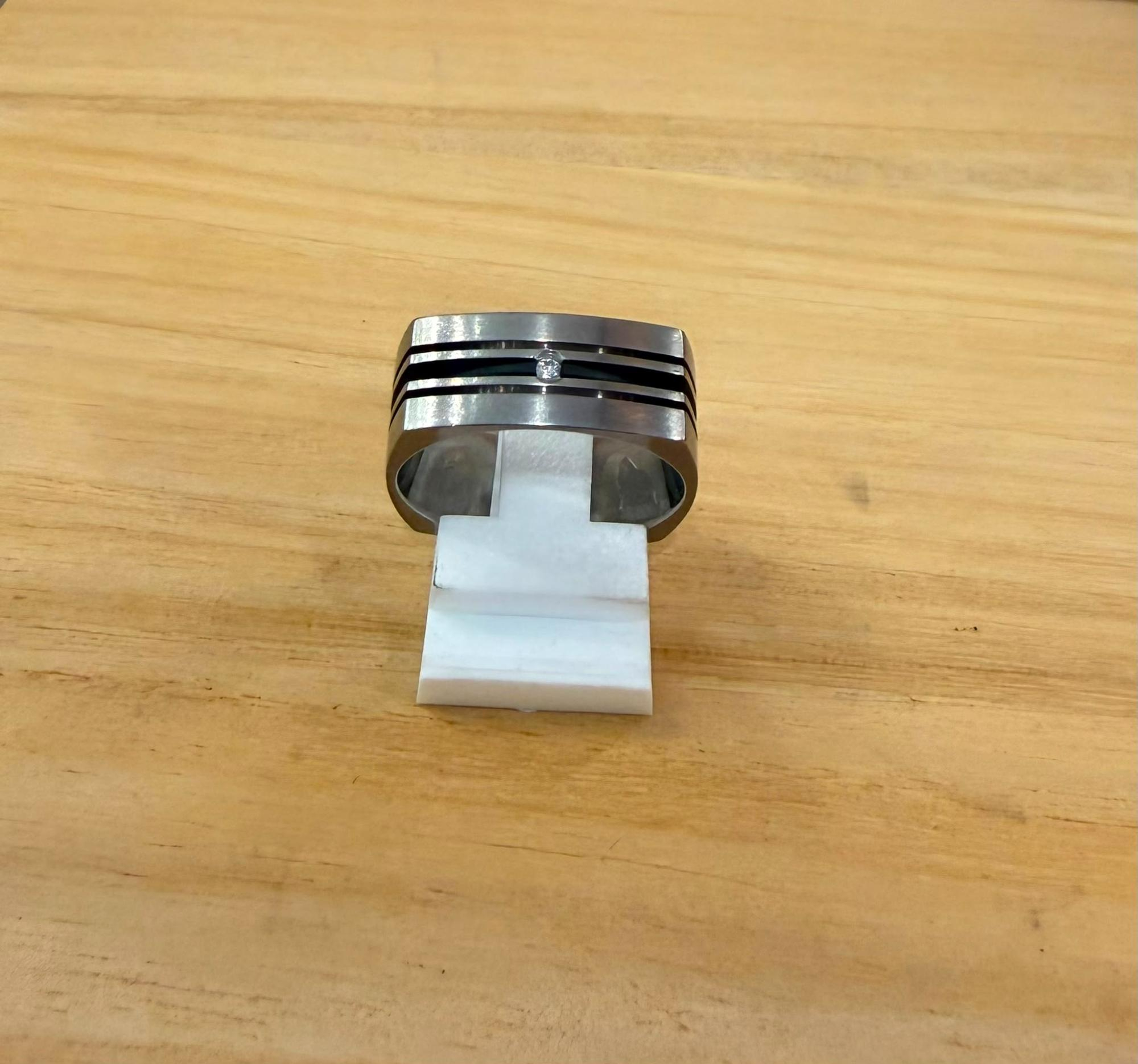 Stalen ring, vierkant,rubberen lijn met diamant