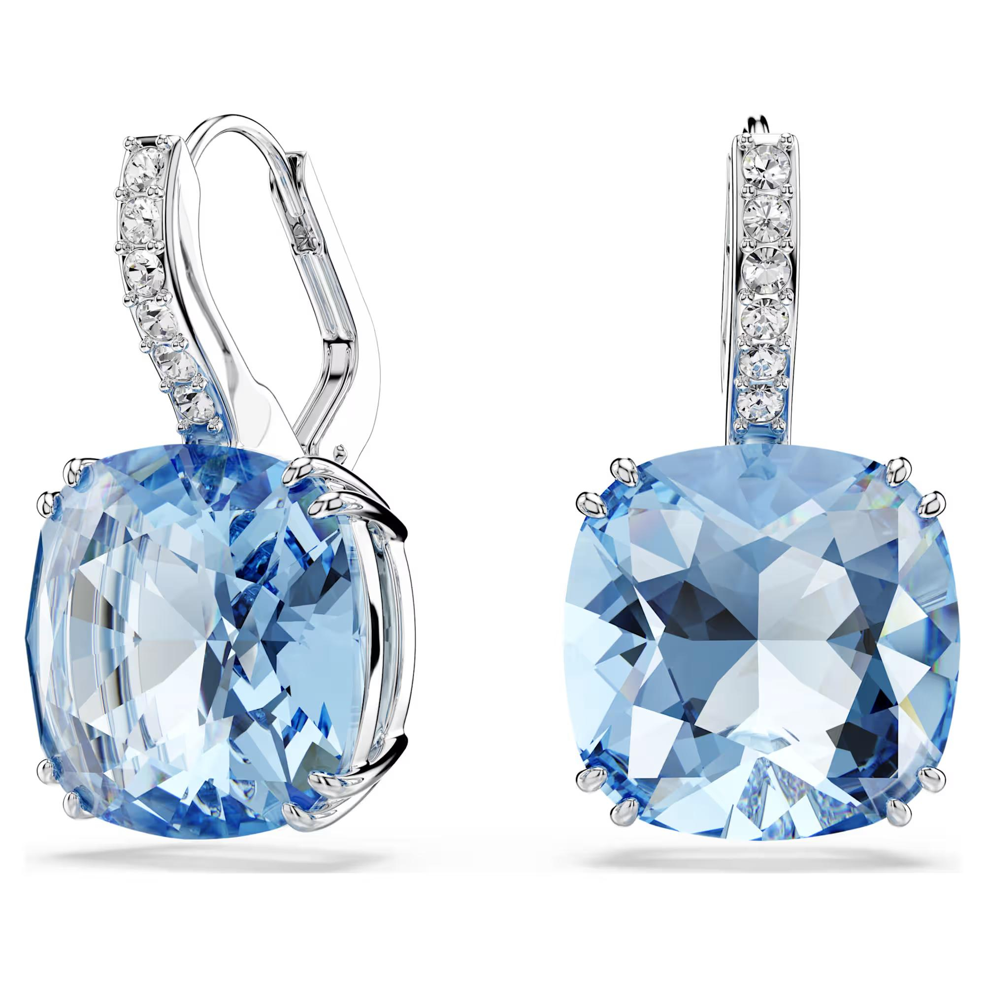 Deze stralende oorbellen zijn uitgevoerd in een serene ijsblauwe kleur en hebben Swarovski ReCreated&trade;-kristallen in Cushion-slijpvorm aan kleine oogjes met pav&eacute;-details. Versterk je look nog meer met de bijpassende hanger of ketting. De onberispelijke Millenia-lijn is een levendige en sprekende nieuwe kijk op het erfgoed en de expertise van Swarovski, die tot uiting komt in rivieren van kristallen waar wetenschap en magie samenkomen.

Artikelnr.: 5756150
Collectie:  Millenia
Formaat: 2.3 x 1.2 cm
Materiaal:  Kristallen, Rodium-verguld, ReCreated&trade; Crystals
Kleur:  Blauw
Gewicht (individueel product):  3 g