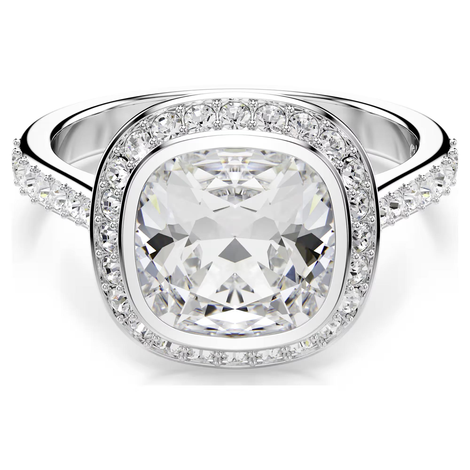 Deze ring in Cushion-slijpvorm is voorzien van pav&eacute; op de schouders en rond het heldere kristal in het midden, en laat Swarovski&rsquo;s meesterschap van licht in volle glorie zien. Een vreugdevol ontwerp dat altijd straalt. De Una Angelic-lijn brengt een hypnotiserende beweging en weergaloze halo&rsquo;s tot leven, wat zorgt voor een prachtig lichtspel dat je gewoon moet zien om te geloven.

Artikelnr.: 5758471
Collectie: Una
Materiaal: Kristallen, Rodium-verguld
Kleur: Wit
