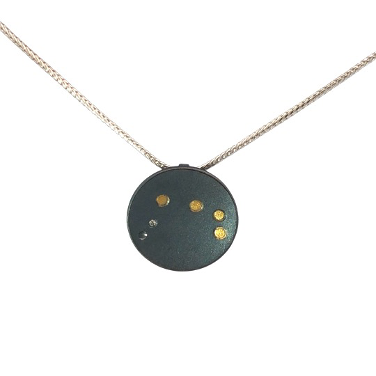 Das Produkt Sternzeichen Widder mit Kette in Silber/Gold Brill.0,012 ist eine elegante Halskette mit einem brillanten Design. Andere Sternzeichen erh&auml;ltlich.