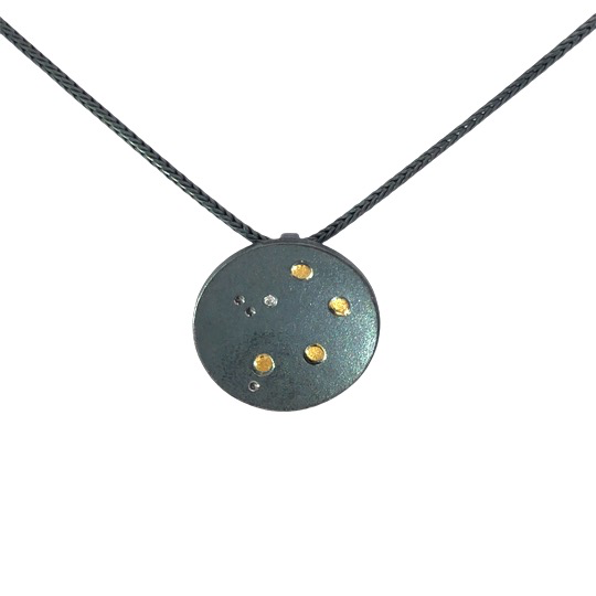 Das Sternzeichen mit Kette ist ein Schmuckst&uuml;ck der Kategorie "JEWEL". Es vereint Eleganz und Raffinesse, ideal f&uuml;r besondere Anl&auml;sse.  
Andere Sternzeichen erh&auml;ltlich.