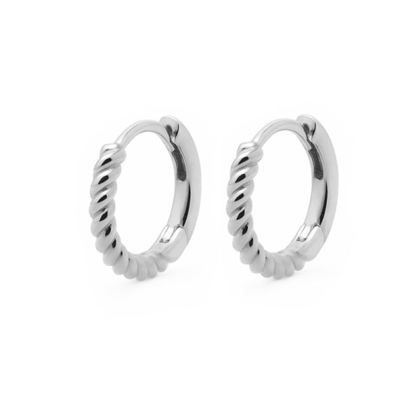 De 925 sterling zilveren sieraden van KARMA Jewelry worden met de hand gemaakt, waarbij elk detail met zorg en aandacht wordt afgewerkt. Dat geeft de sieraden een verfijnde uitstraling en maakt ieder sieraad uniek. De collectie bestaat uit sieraden van 925 sterling zilver en goudkleurige, vergulde varianten.