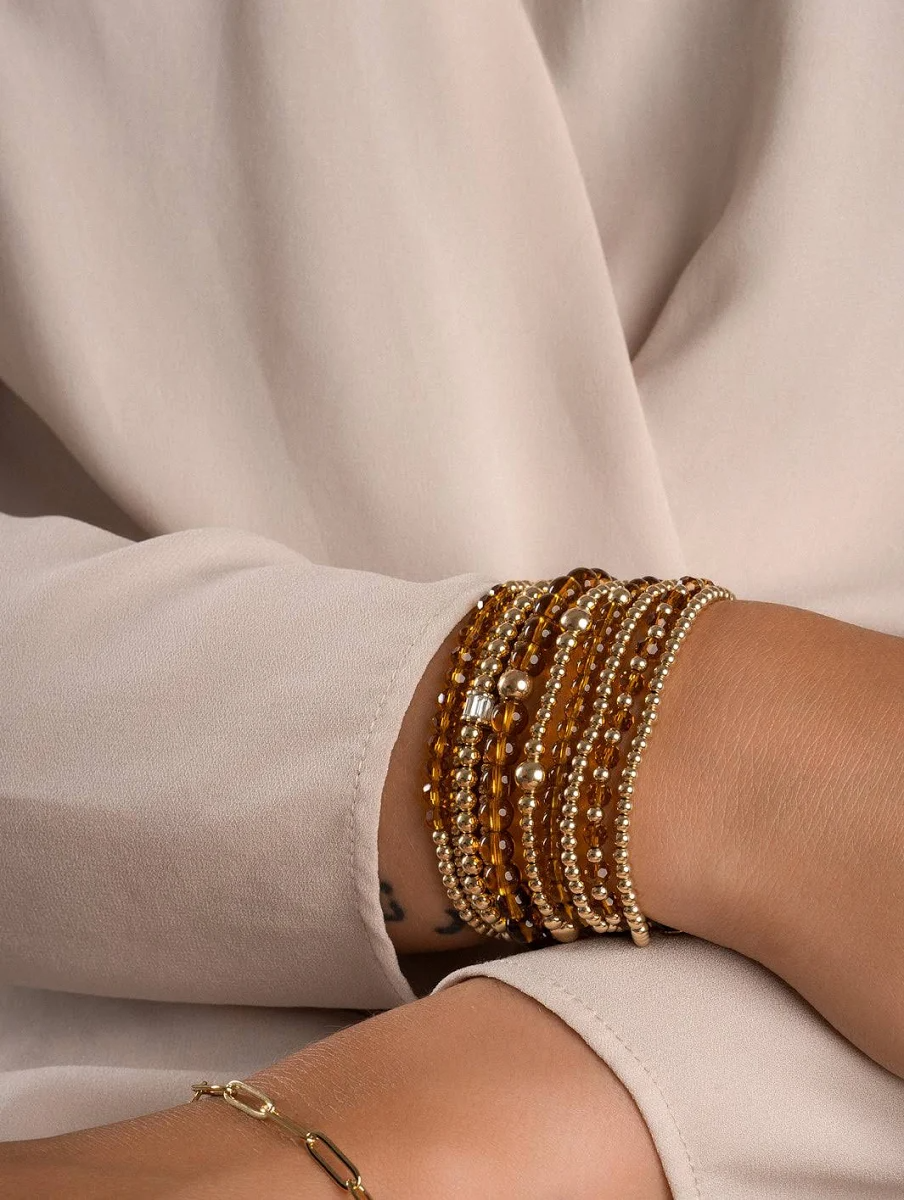 De Sparkling Jewels armband SBG-MULTI01-3MM-MIX is een fantasiearmband gemaakt van zilver met een goudkleurige afwerking. Dit sieraad is perfect om alleen te dragen of te combineren met andere armbanden voor een stijlvolle, gelaagde look. Een verfijnde aanvulling op elke outfit!