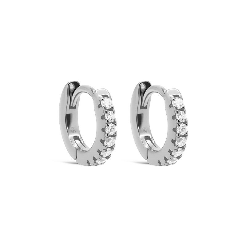 De 925 sterling zilveren sieraden van KARMA Jewelry worden met de hand gemaakt, waarbij elk detail met zorg en aandacht wordt afgewerkt. Dat geeft de sieraden een verfijnde uitstraling en maakt ieder sieraad uniek. De collectie bestaat uit sieraden van 925 sterling zilver en goudkleurige, vergulde varianten.